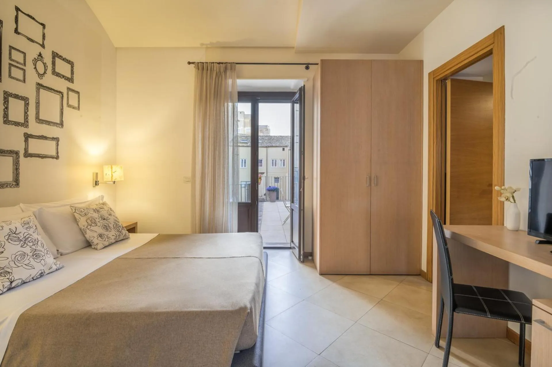 View (from property/room), Bed in Hotel Vittorio Veneto