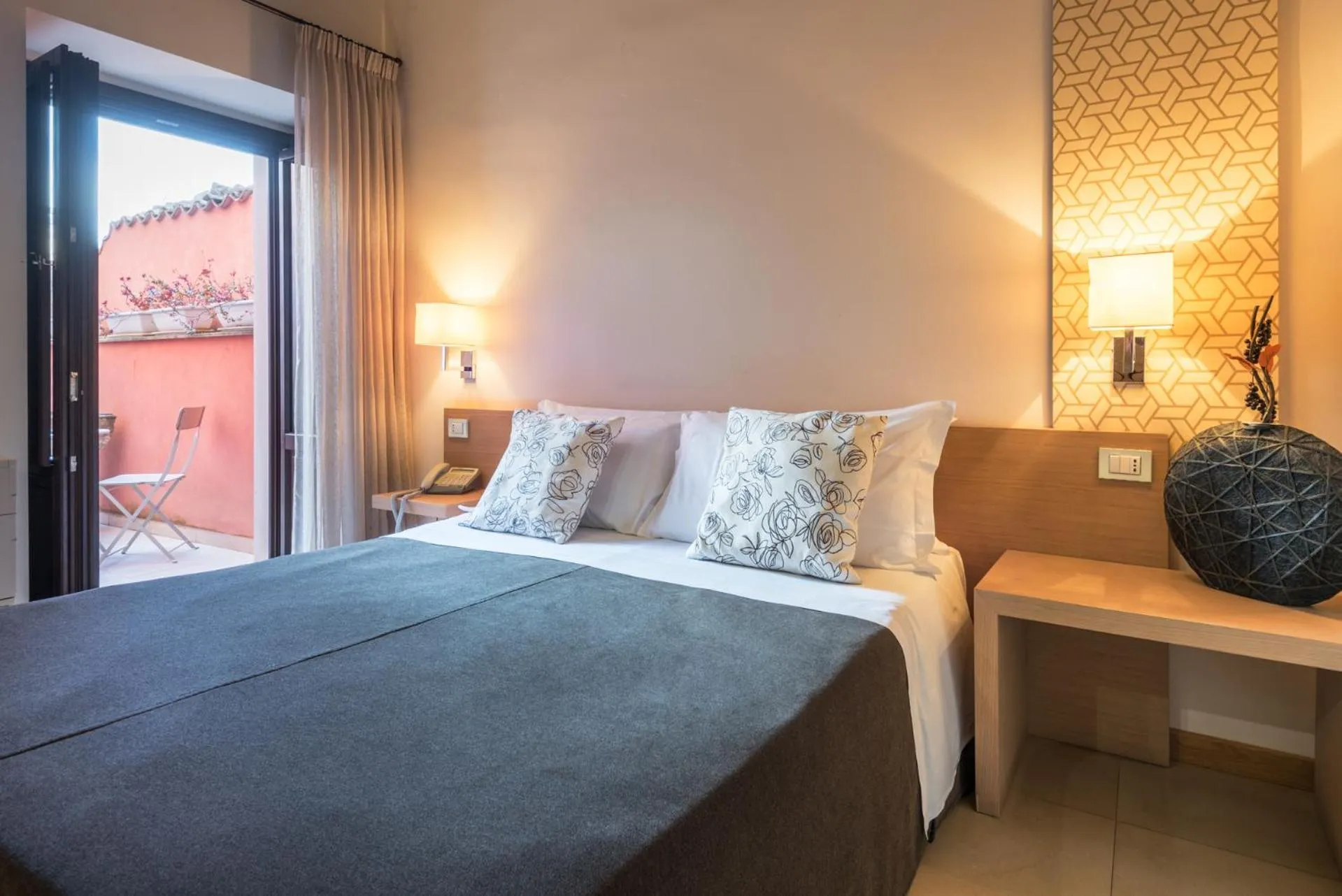 Balcony/Terrace, Bed in Hotel Vittorio Veneto