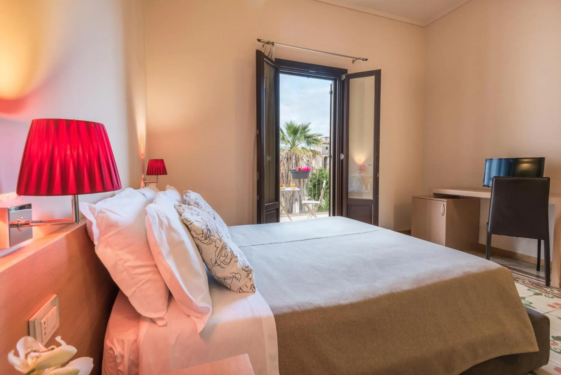 View (from property/room), Bed in Hotel Vittorio Veneto