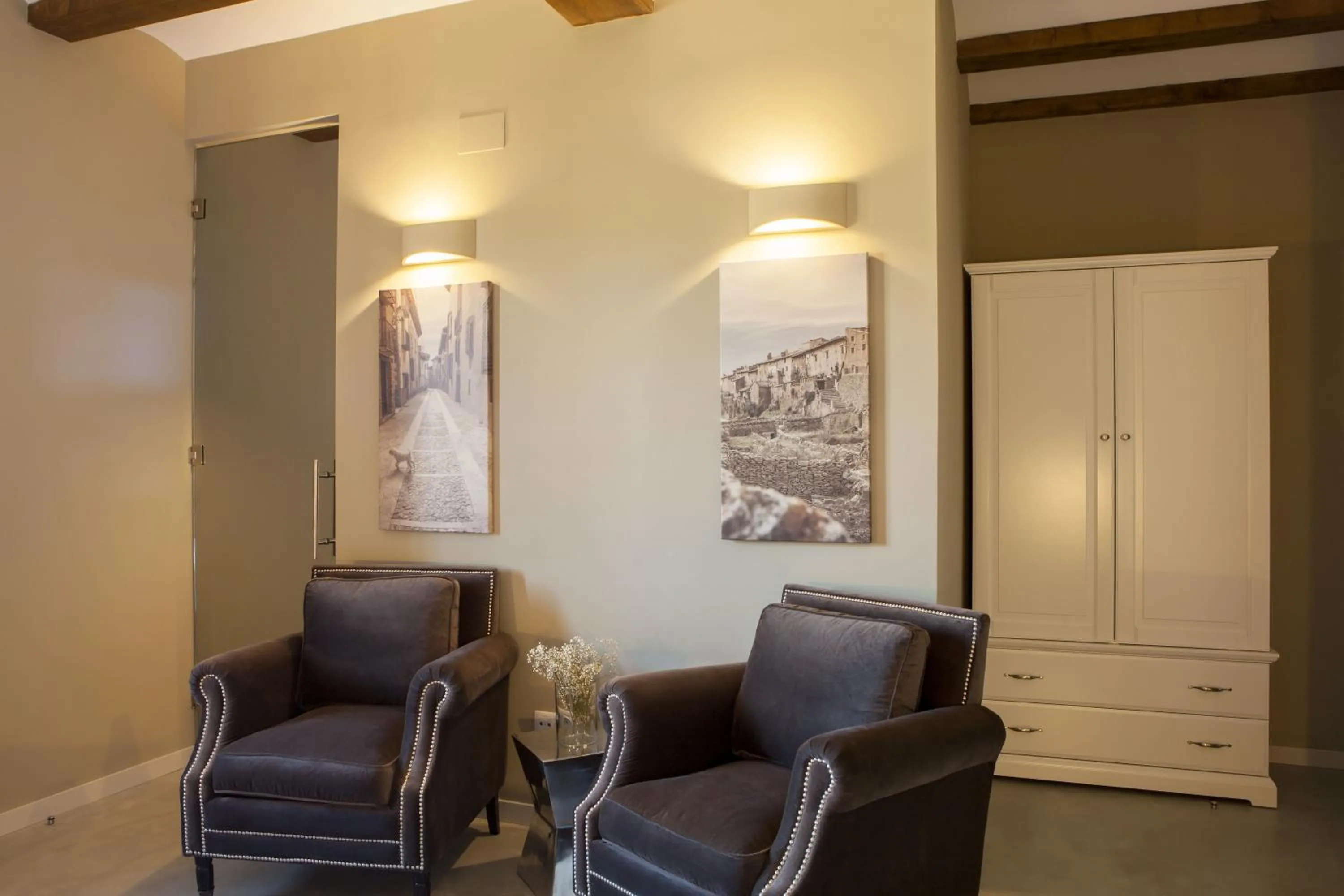 Photo of the whole room in Hotel Mas De Cebrian