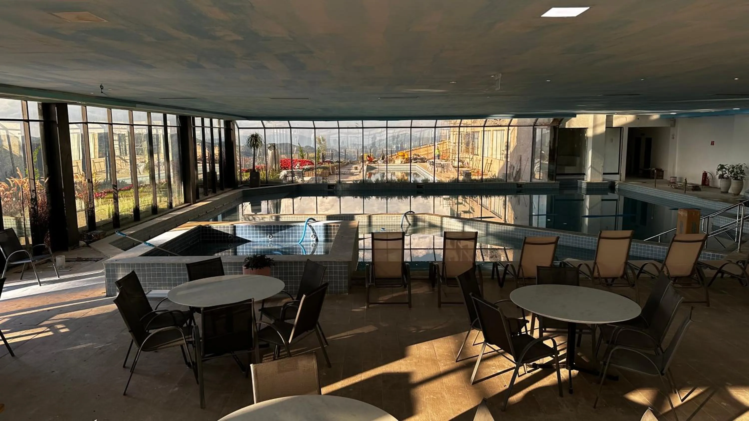 Pool view in Gran Paradiso Campos do Jordão By Ventura OFICIAL