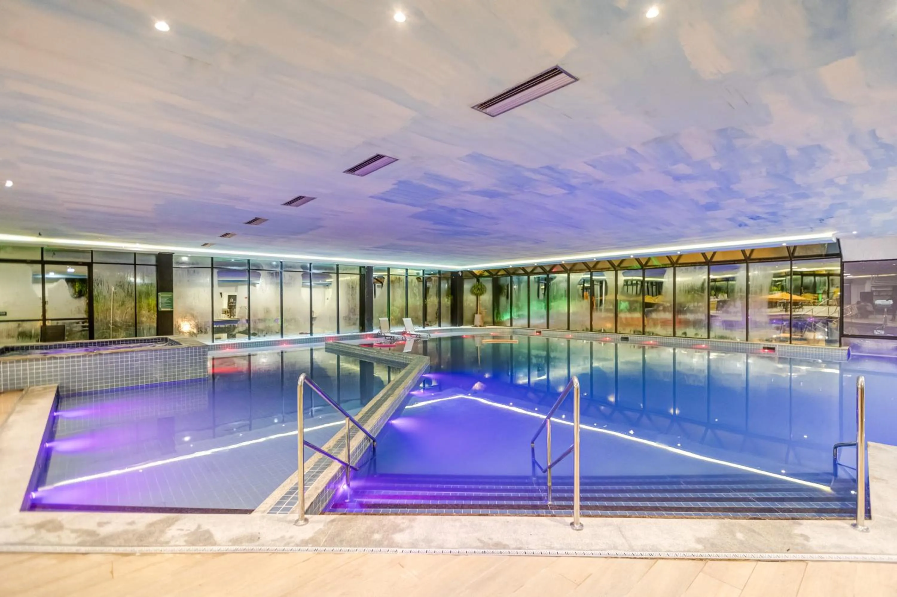 Swimming pool in Gran Paradiso Campos do Jordão By Ventura OFICIAL