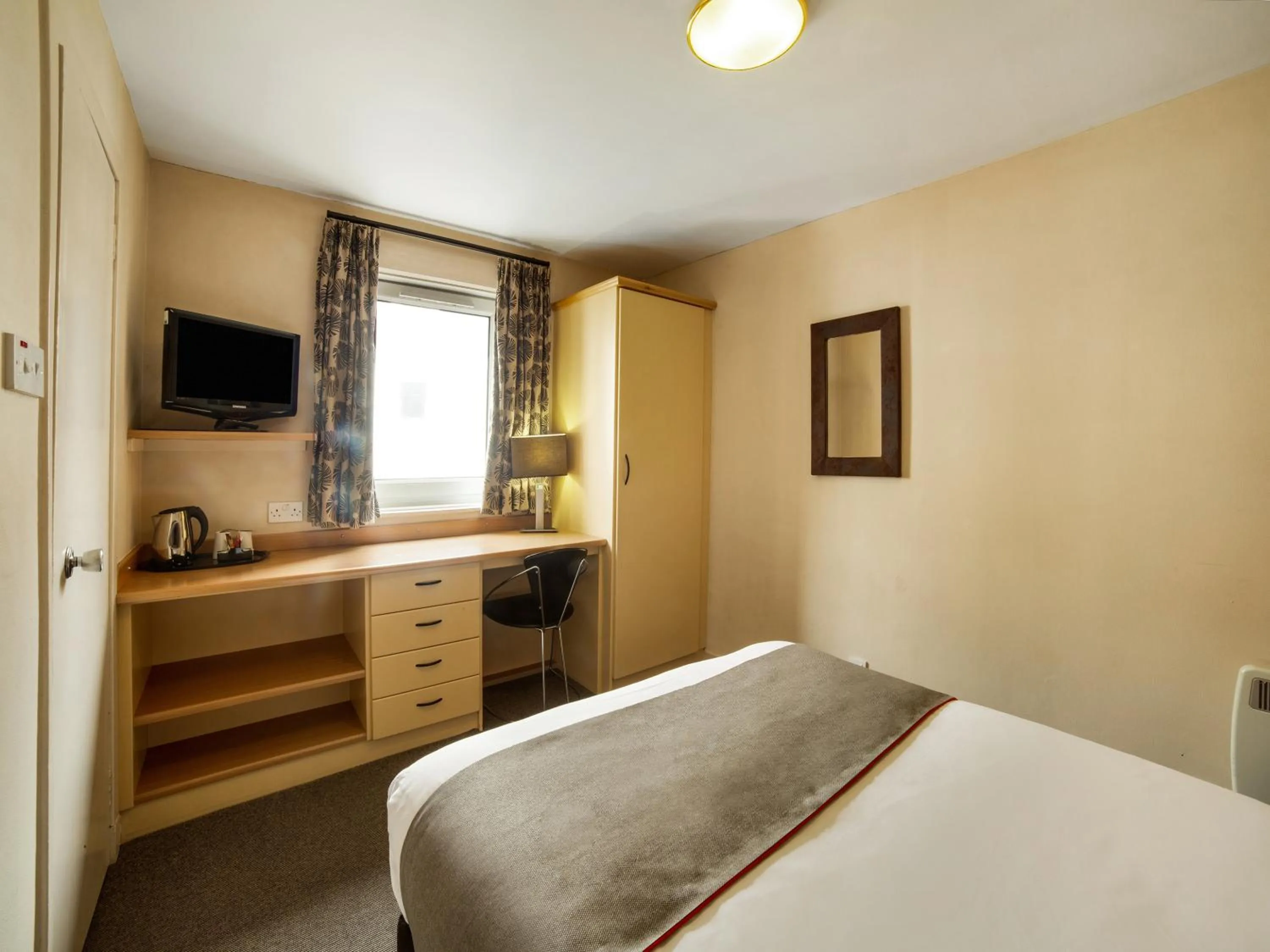 Bedroom, Bed in Brentwood Aberdeen City Centre near Union Street