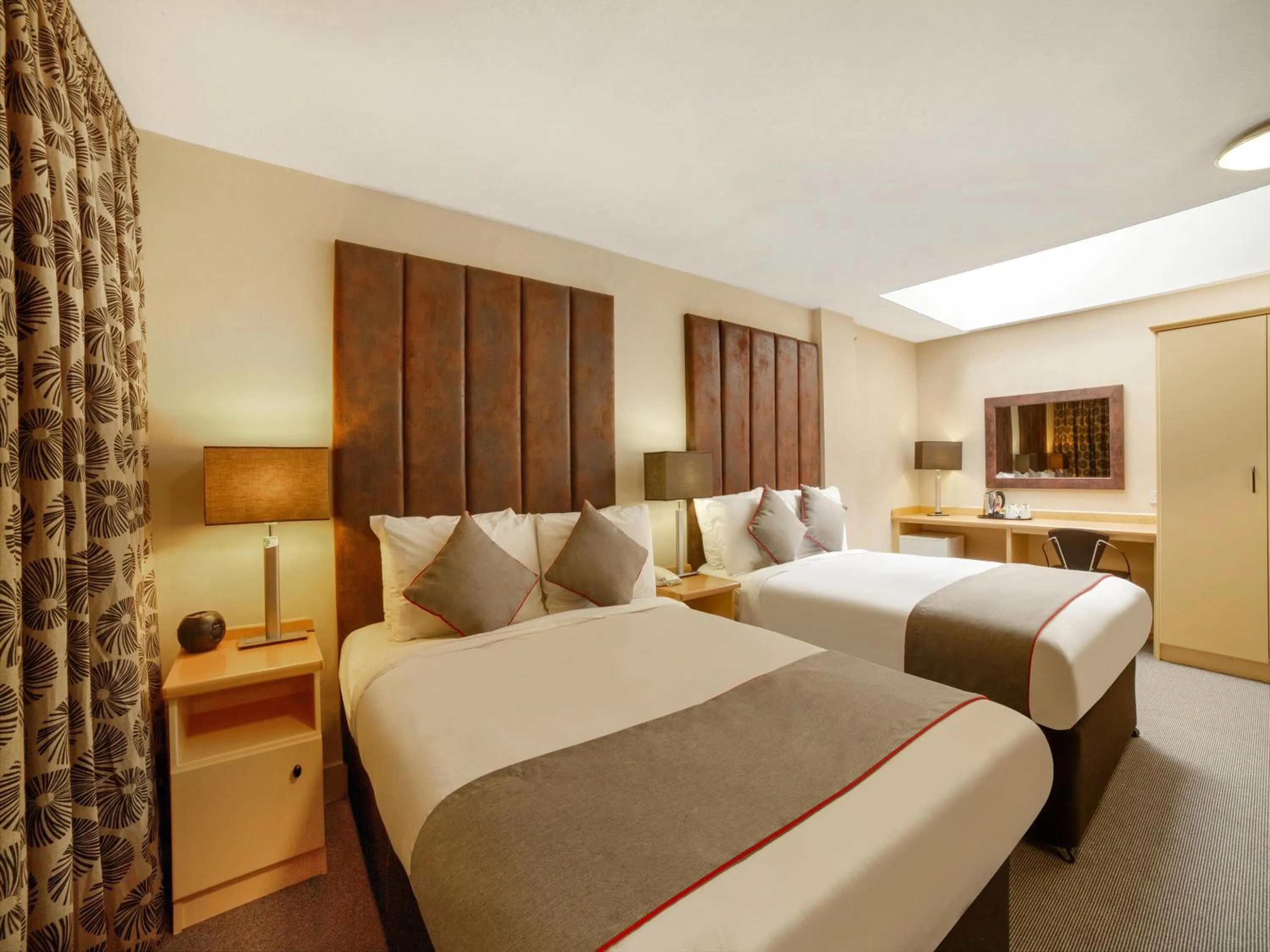 Bedroom, Bed in Brentwood Aberdeen City Centre near Union Street