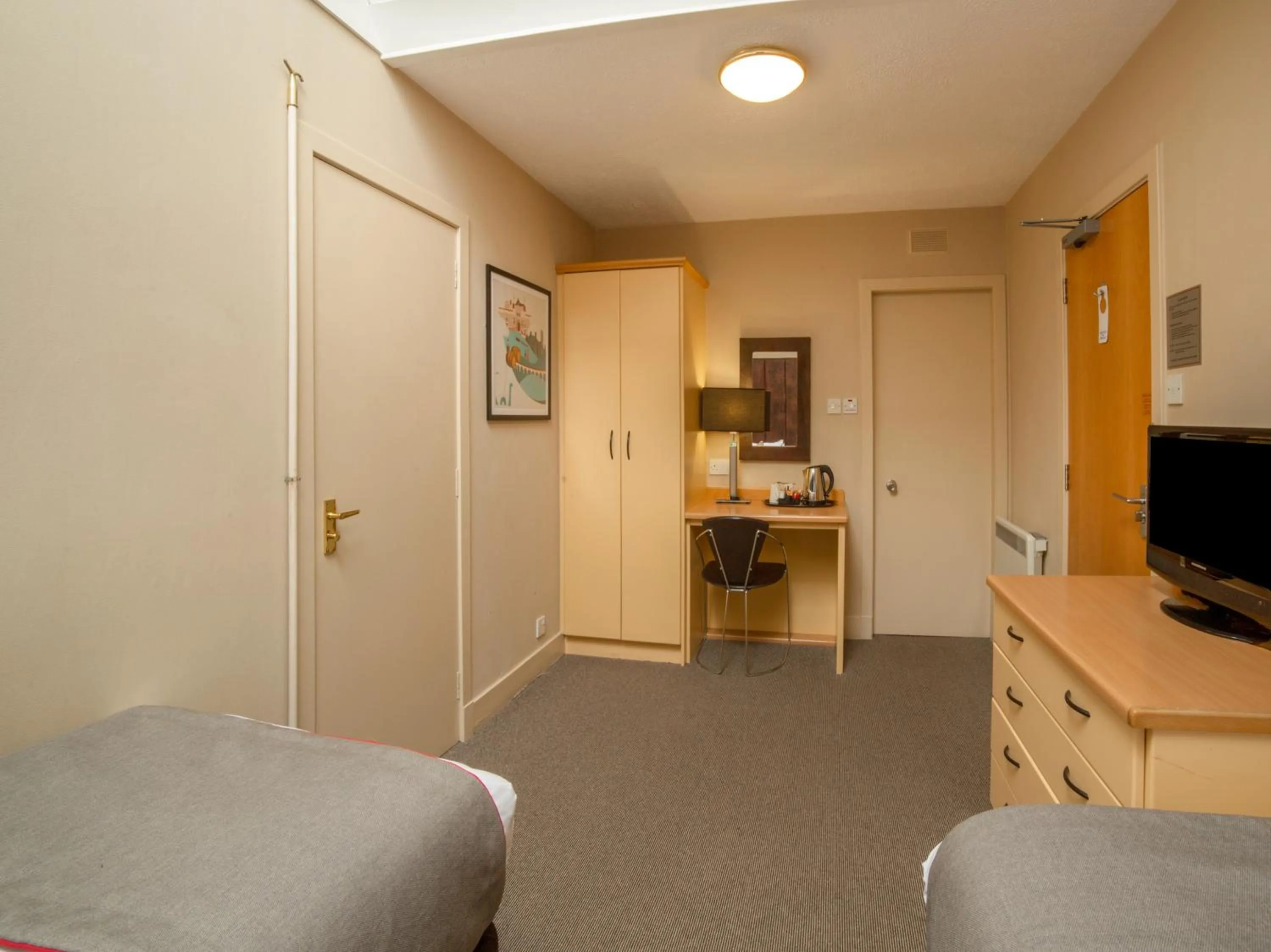 Photo of the whole room, Bed in Brentwood Aberdeen City Centre near Union Street