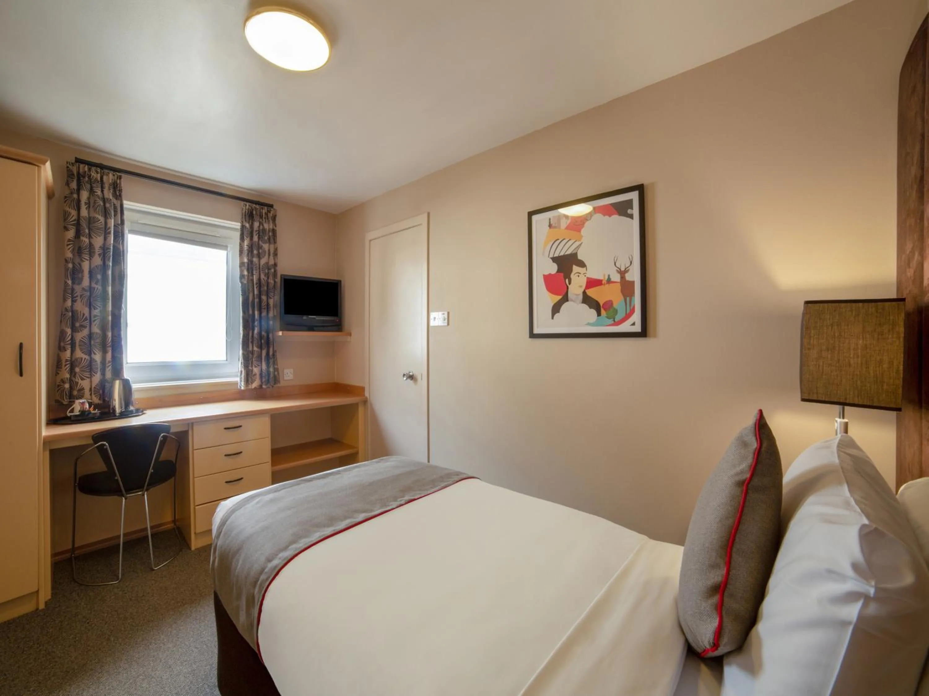 Photo of the whole room, Bed in Brentwood Aberdeen City Centre near Union Street