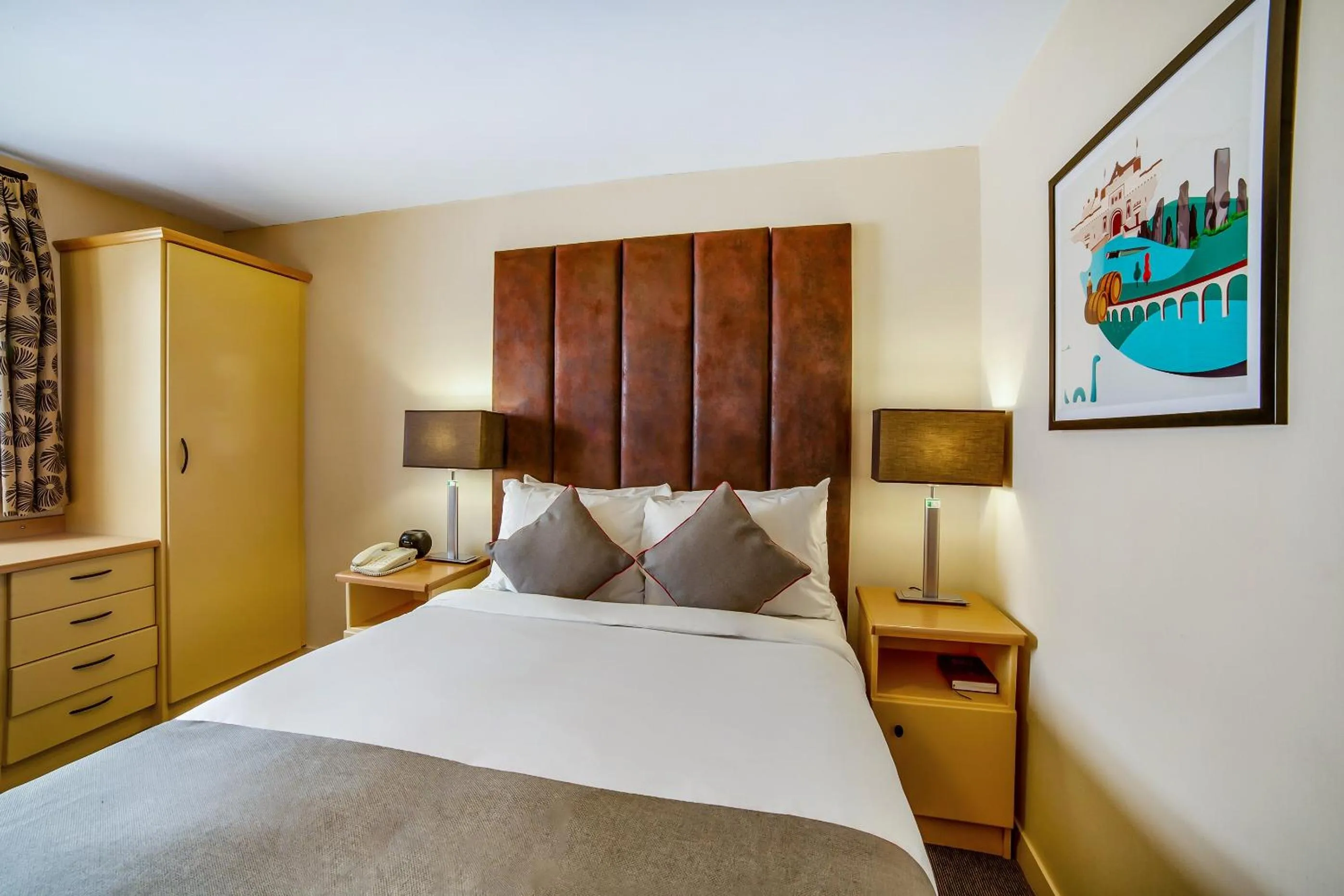 Bedroom, Bed in Brentwood Aberdeen City Centre near Union Street