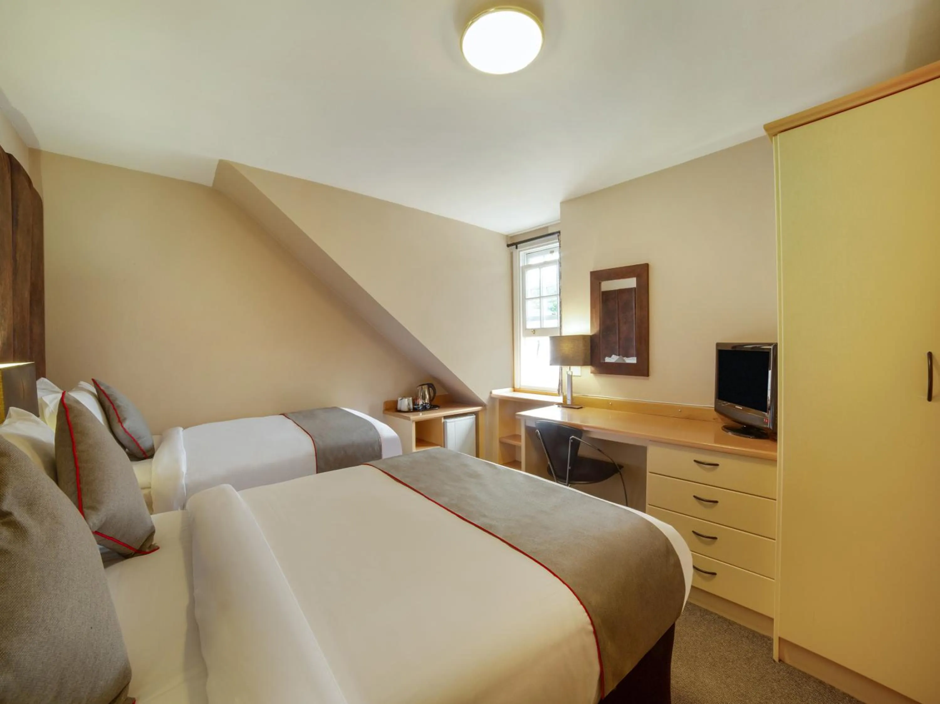 Photo of the whole room, Bed in Brentwood Aberdeen City Centre near Union Street