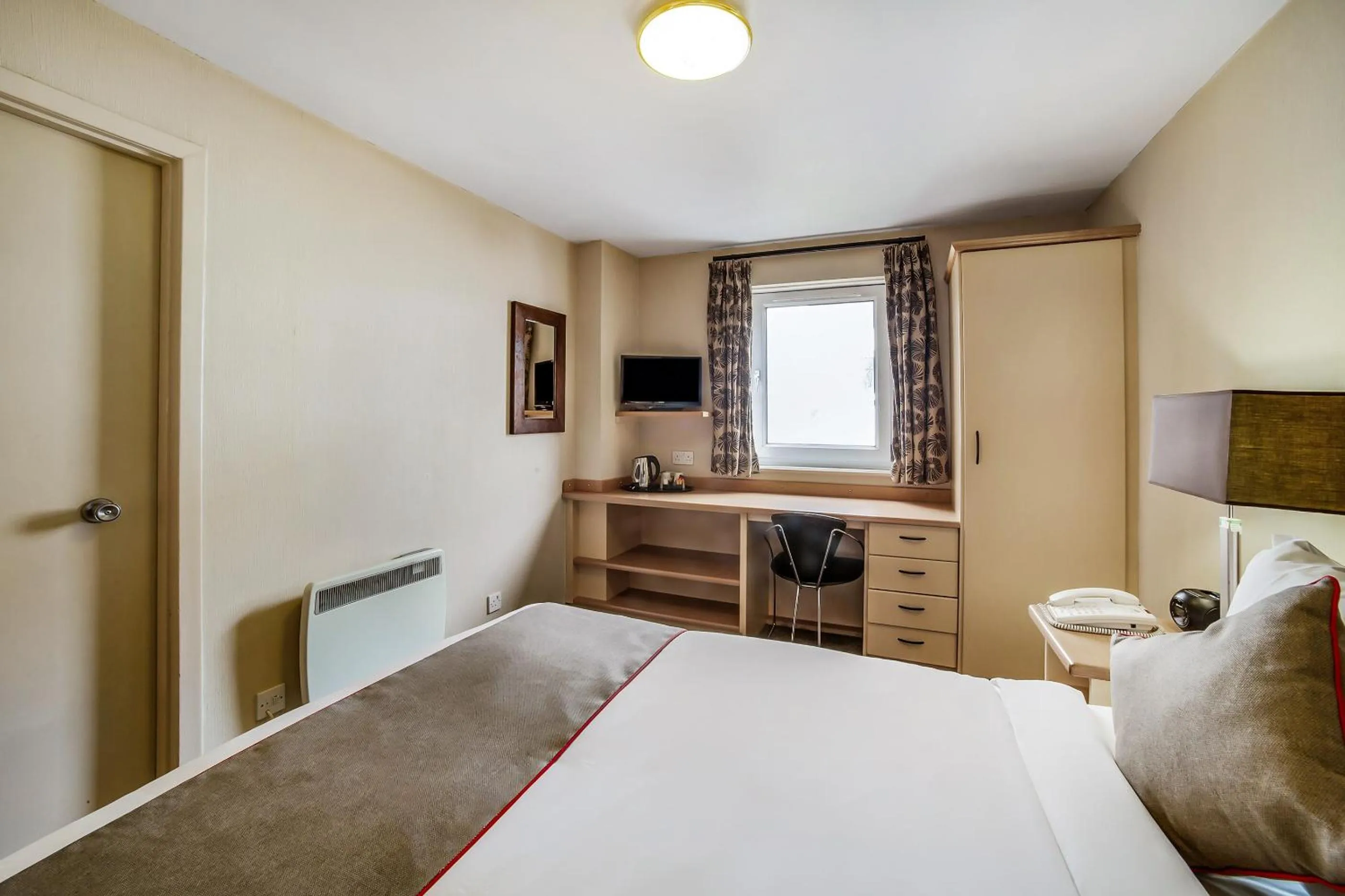 Bedroom, Bed in Brentwood Aberdeen City Centre near Union Street