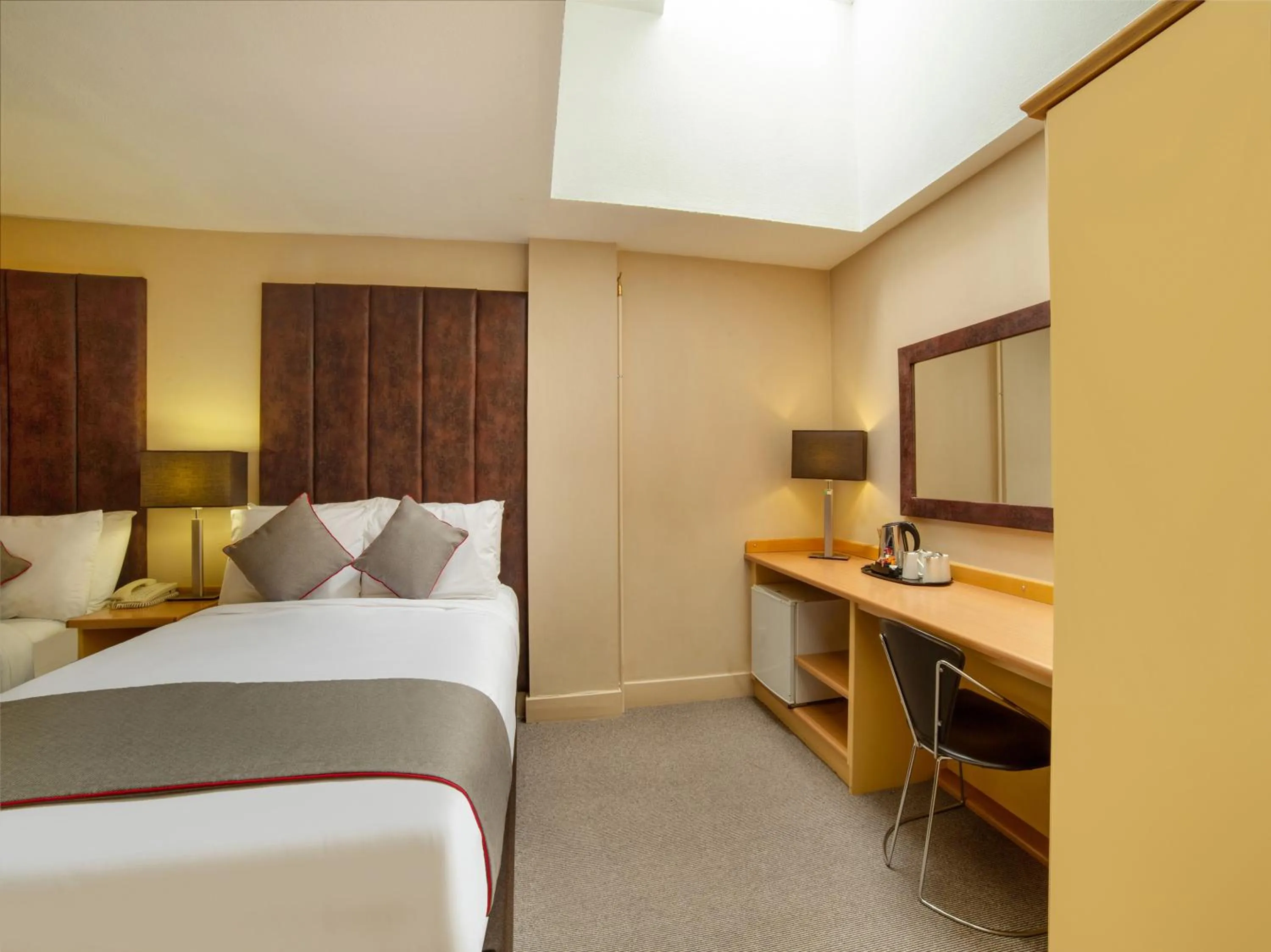 Bedroom, Bed in Brentwood Aberdeen City Centre near Union Street