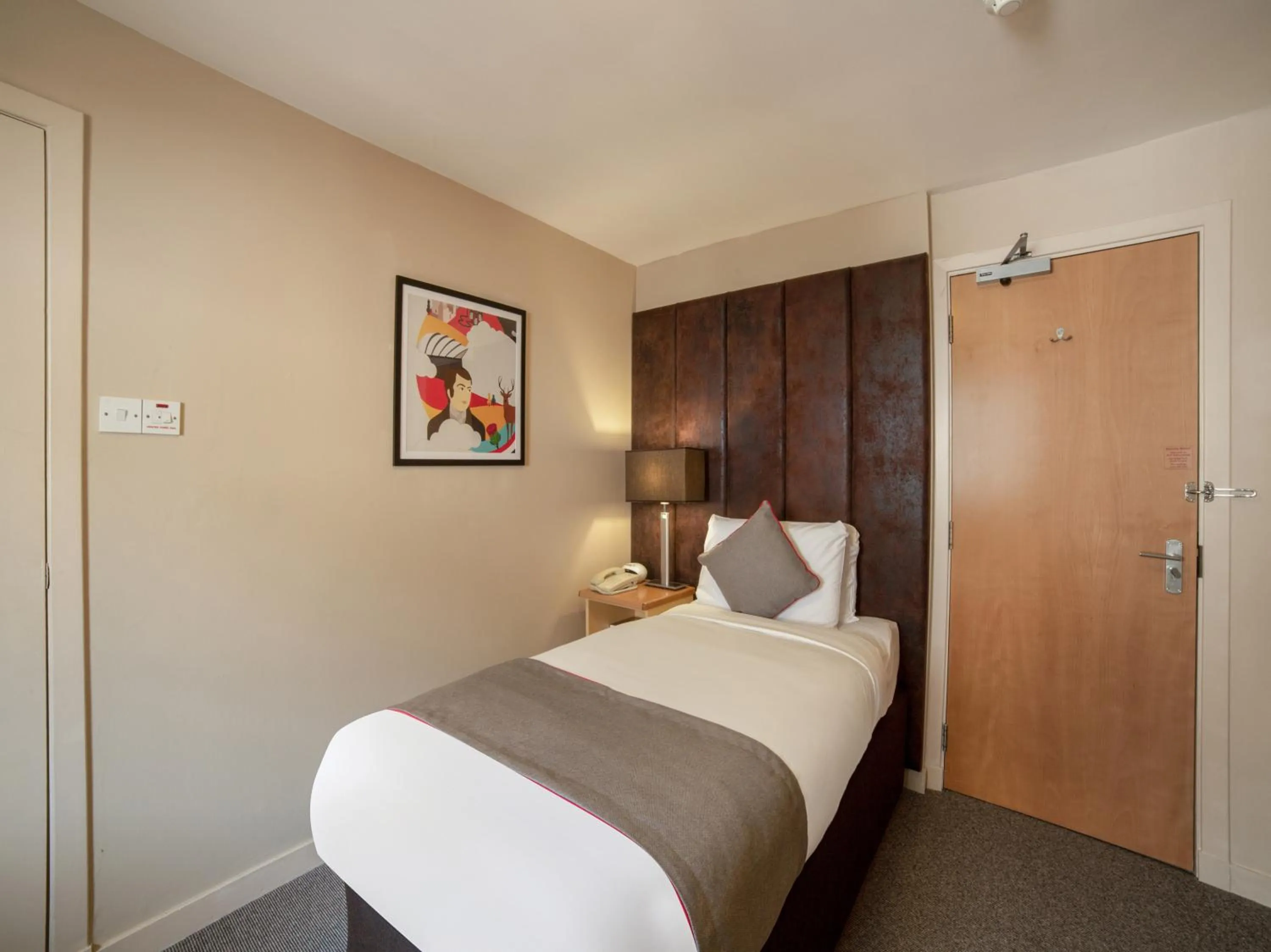 Bedroom, Bed in Brentwood Aberdeen City Centre near Union Street