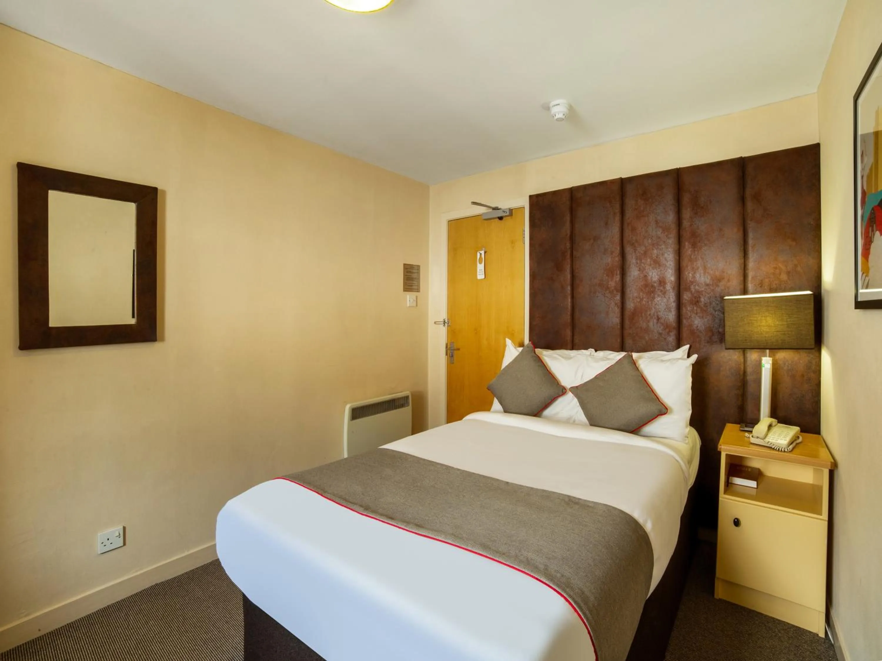 Bedroom, Bed in Brentwood Aberdeen City Centre near Union Street