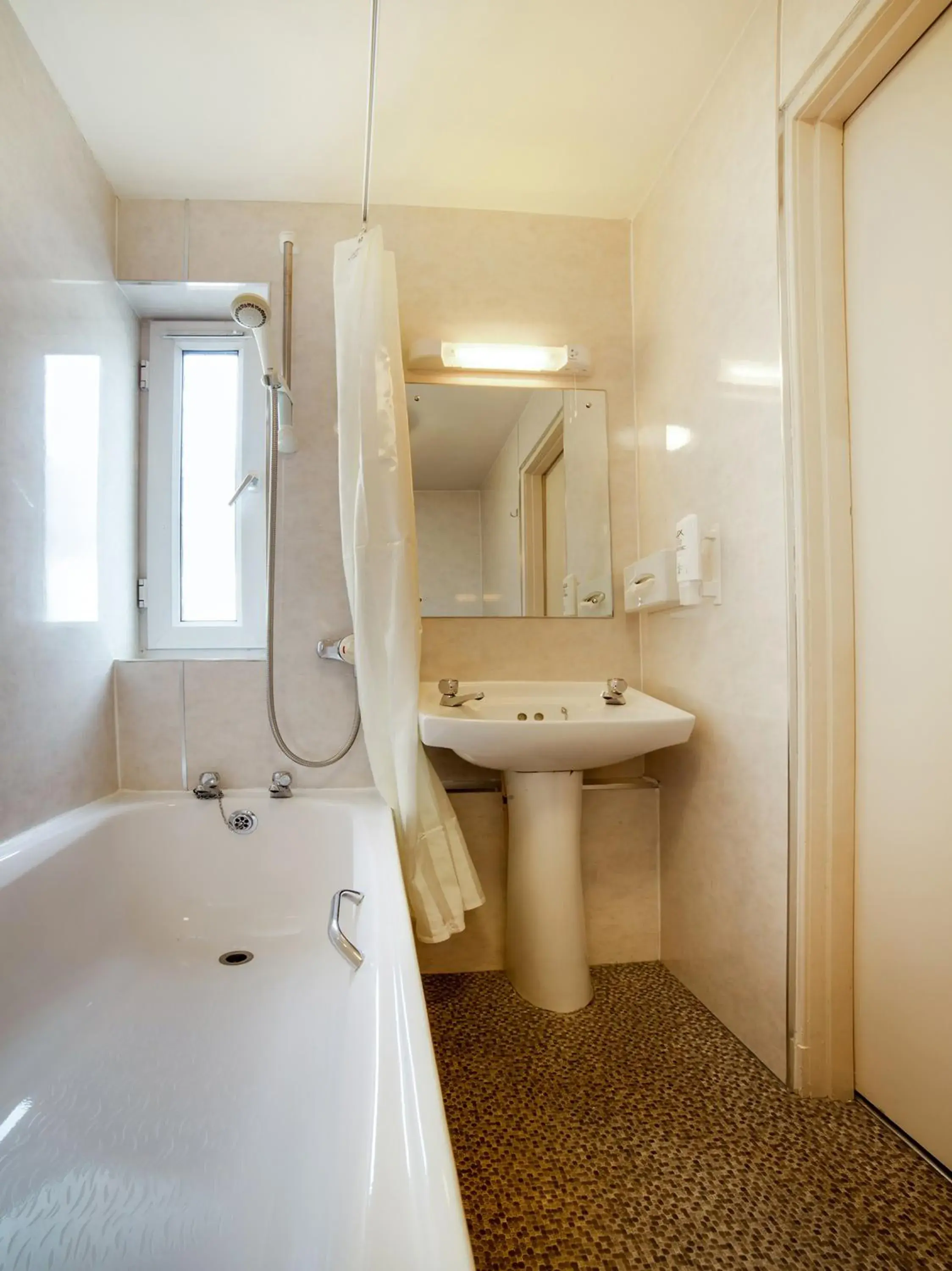 Deluxe Single Room in Brentwood Aberdeen City Centre near Union Street Deluxe Single Room in Brentwood Aberdeen City Centre near Union Street