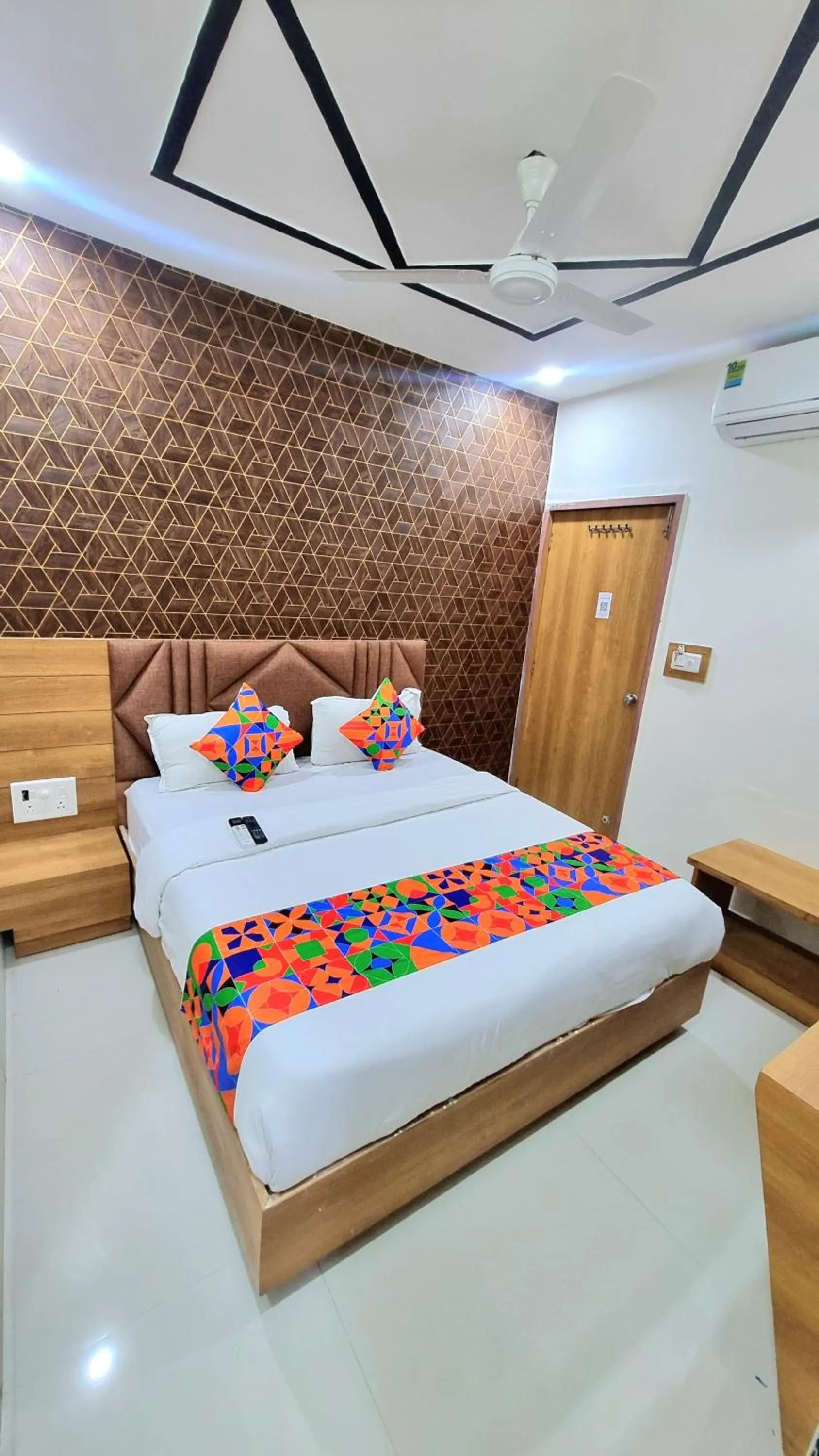 View (from property/room), Bed in Green Tree Hotel