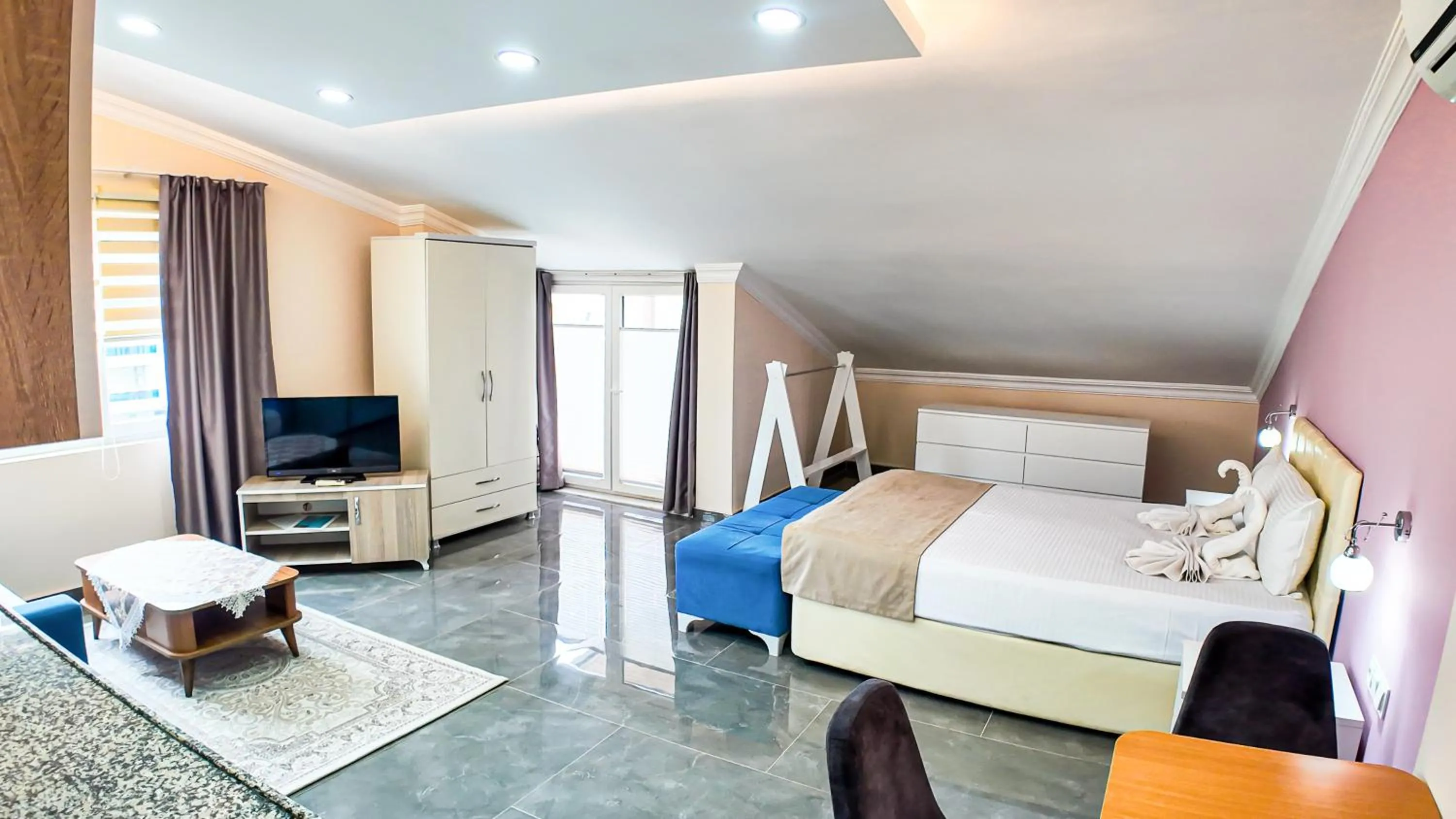Photo of the whole room, Bed in Güden-Pearl