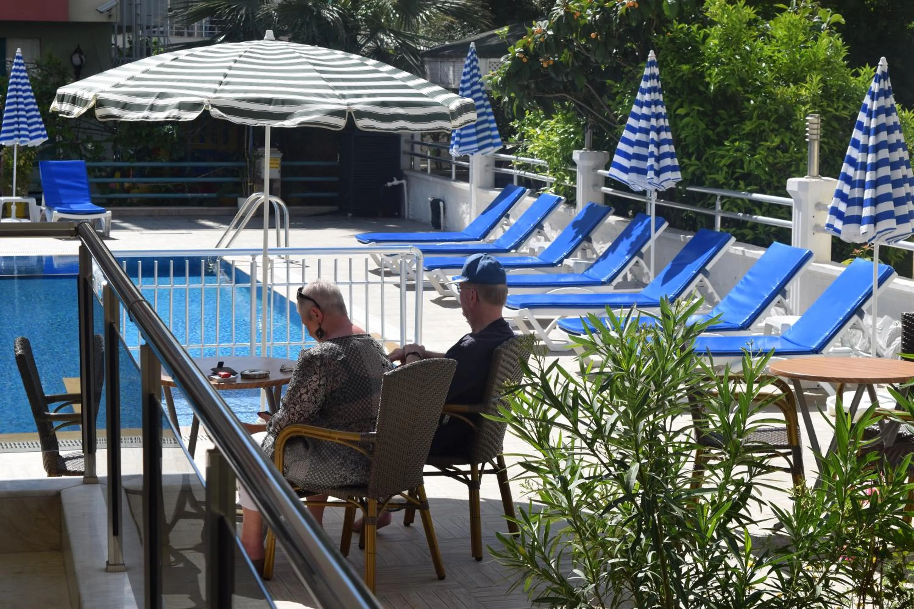 People in Güden-Pearl