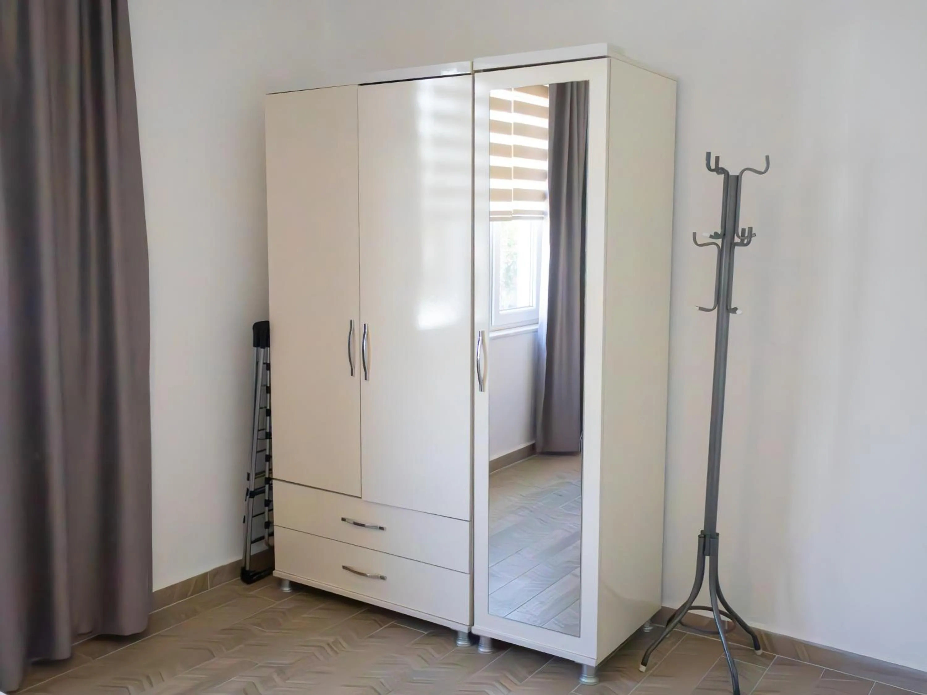 wardrobe in Güden-Pearl