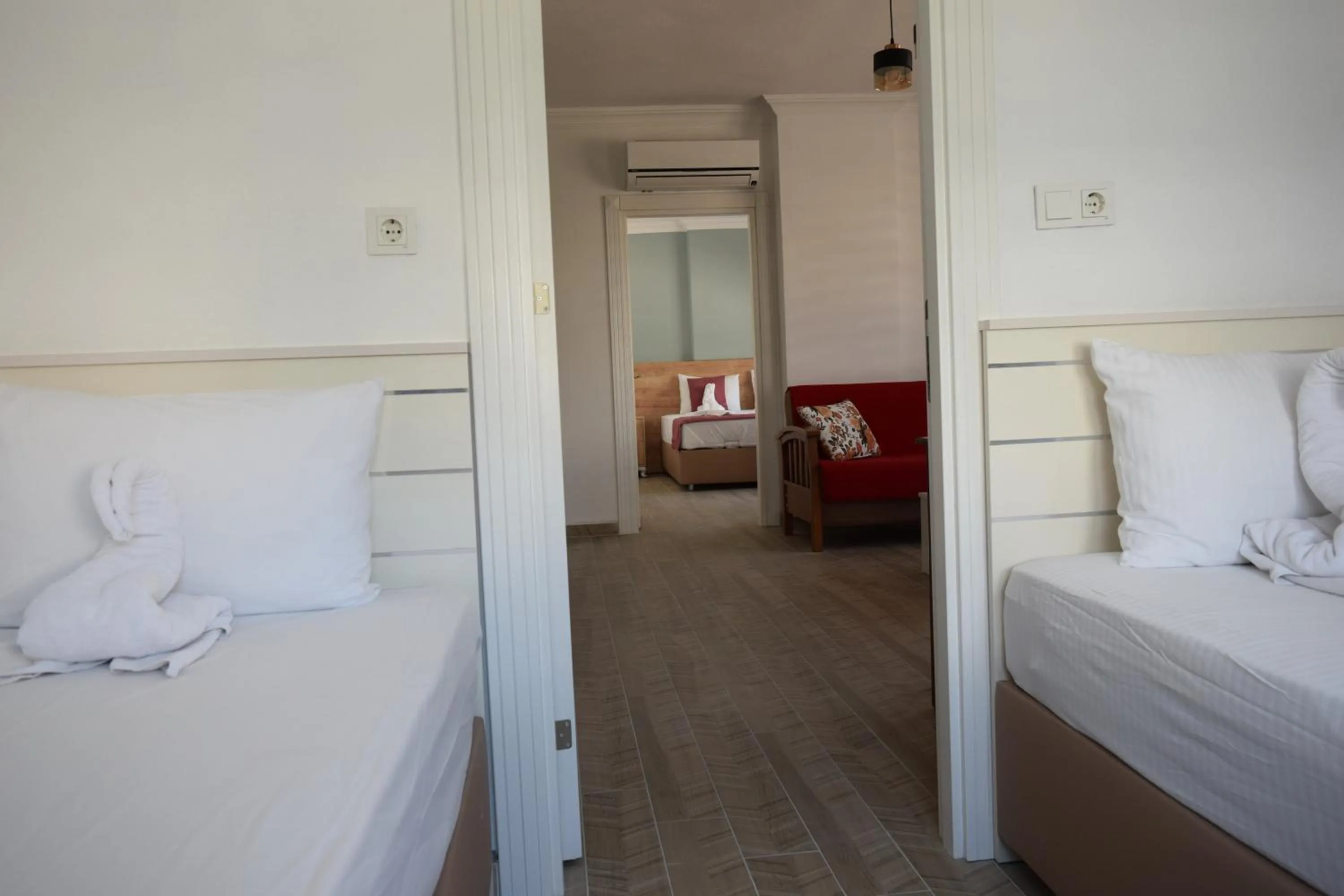 Bedroom, Bed in Güden-Pearl