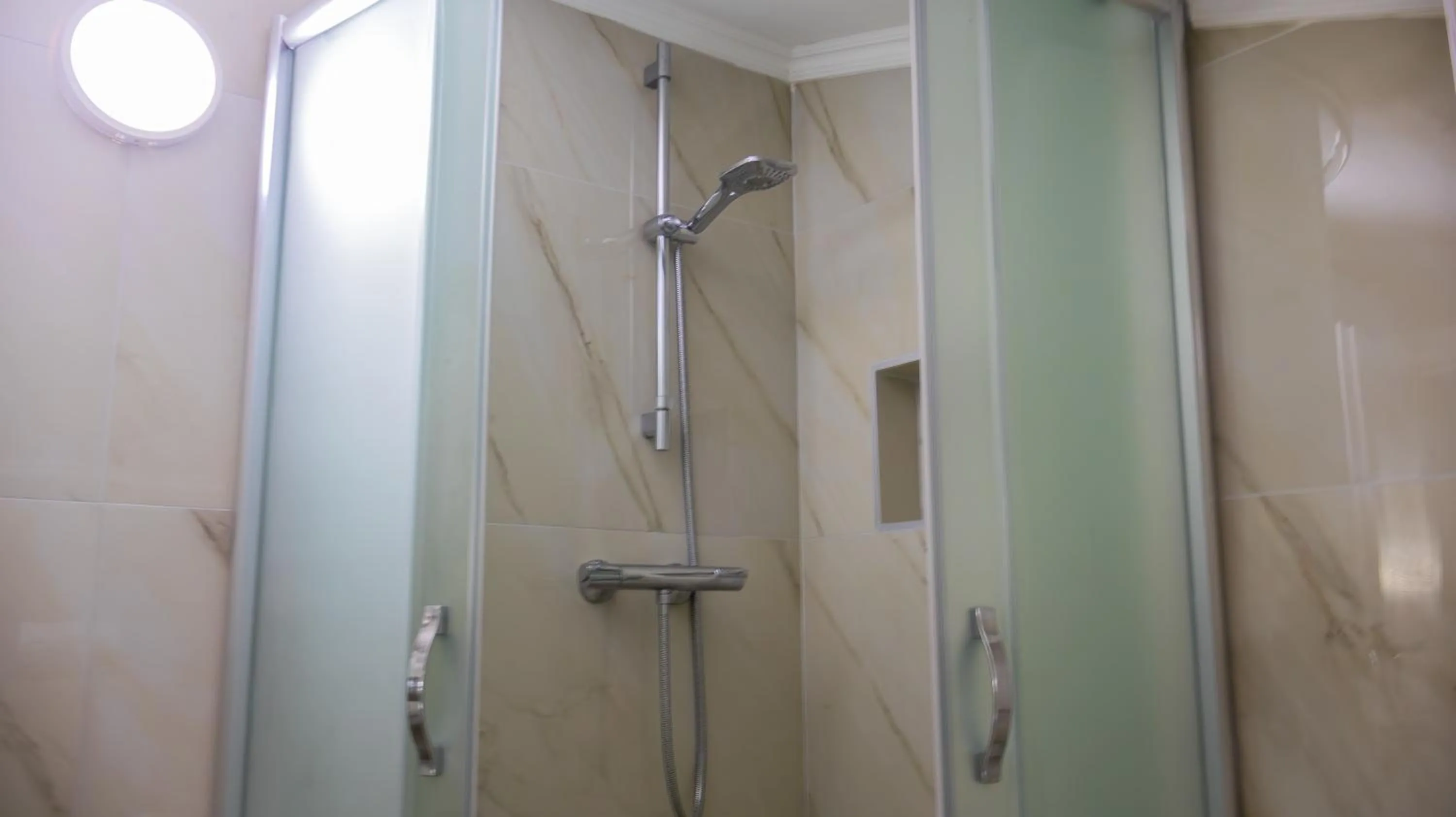 Shower in Güden-Pearl