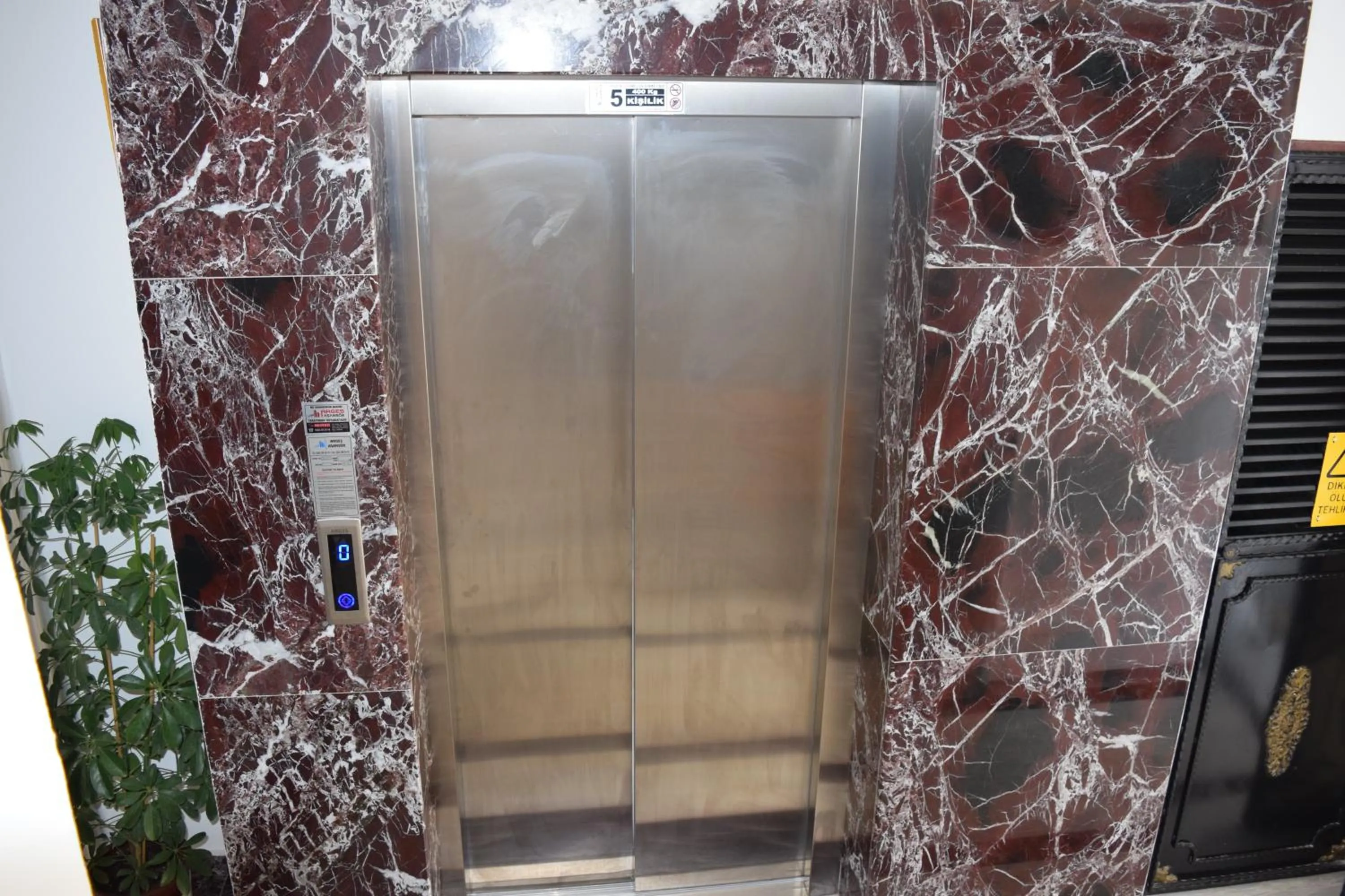elevator in Güden-Pearl