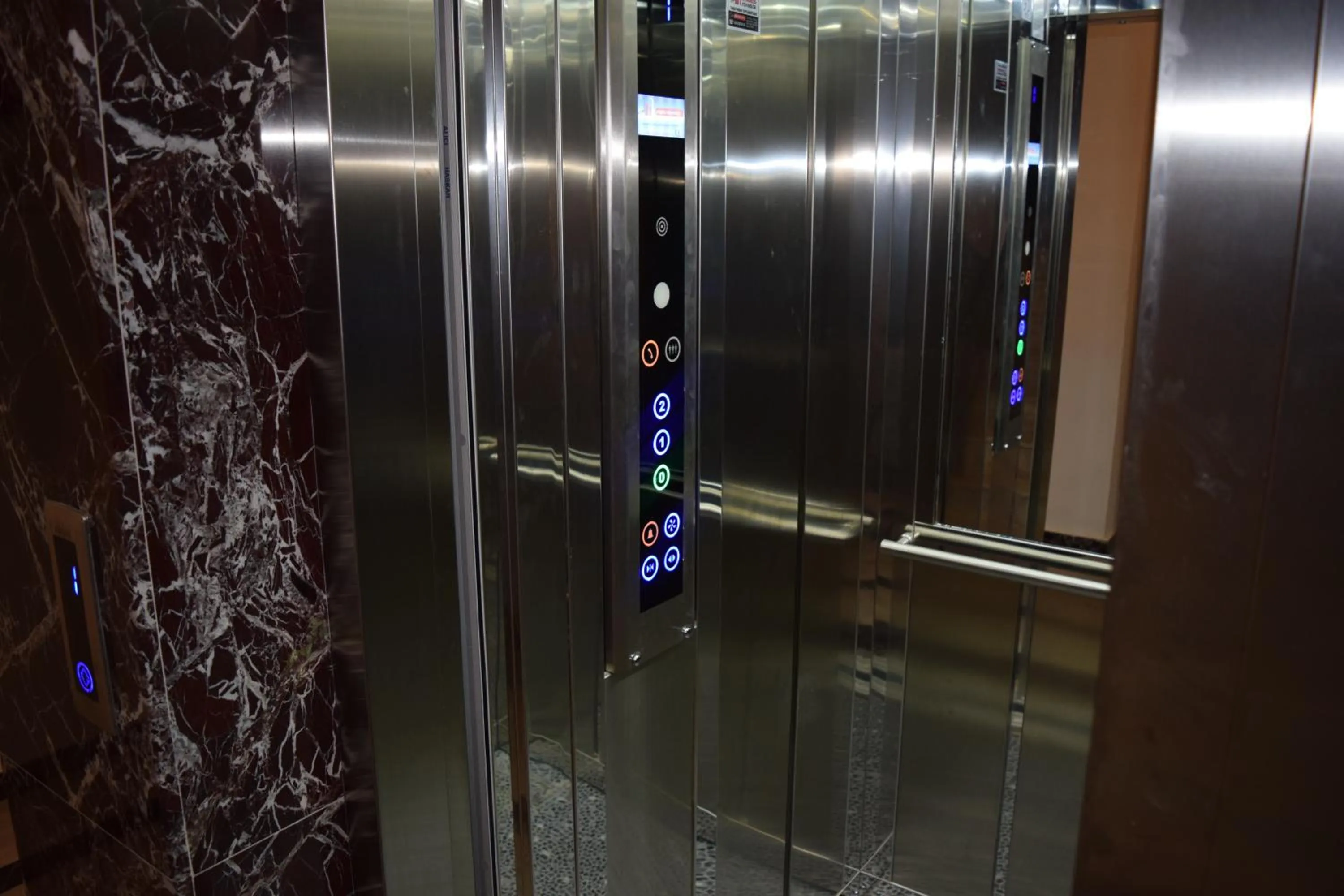 elevator in Güden-Pearl