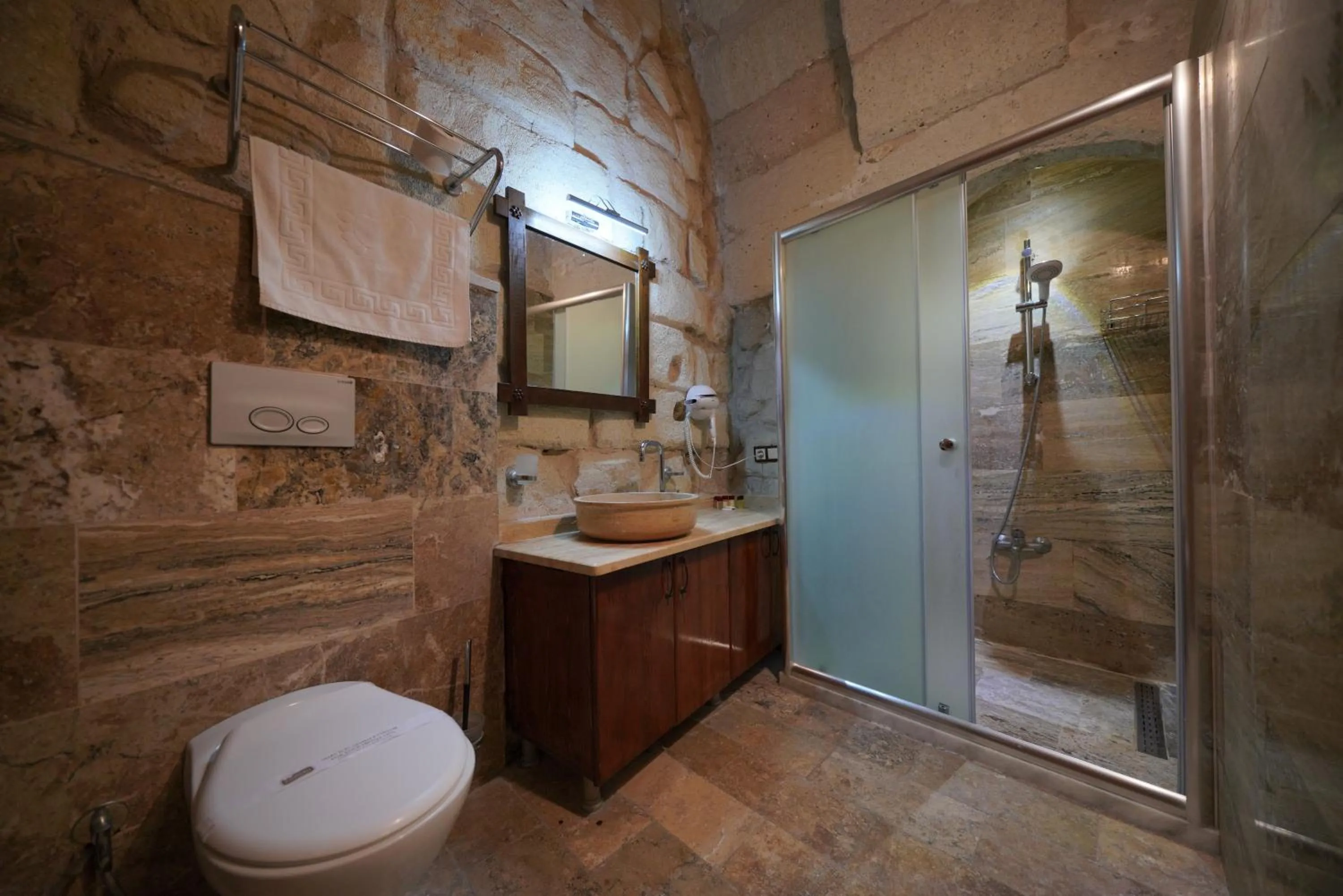 Shower in Emit Cave Hotel