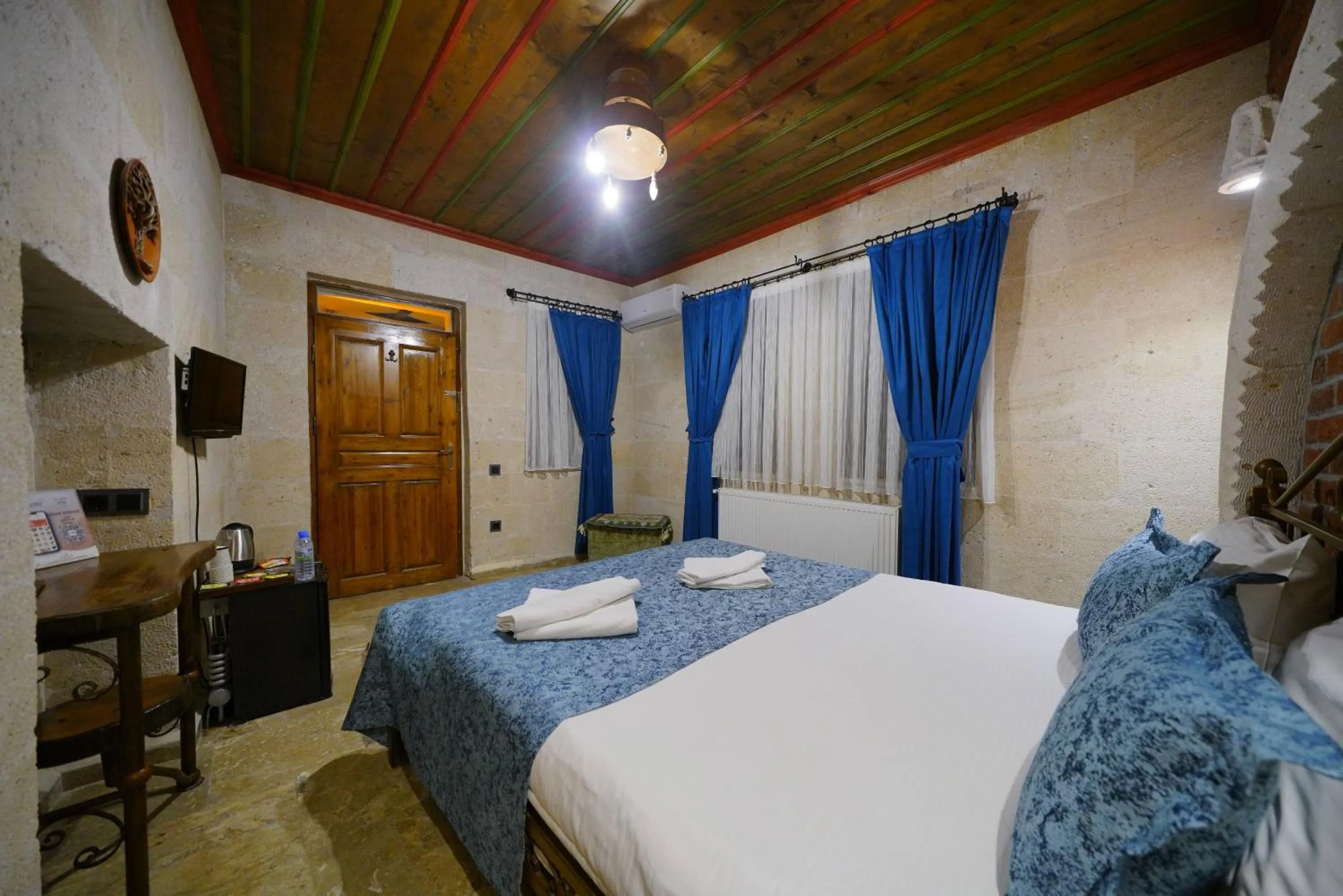 Photo of the whole room, Bed in Emit Cave Hotel