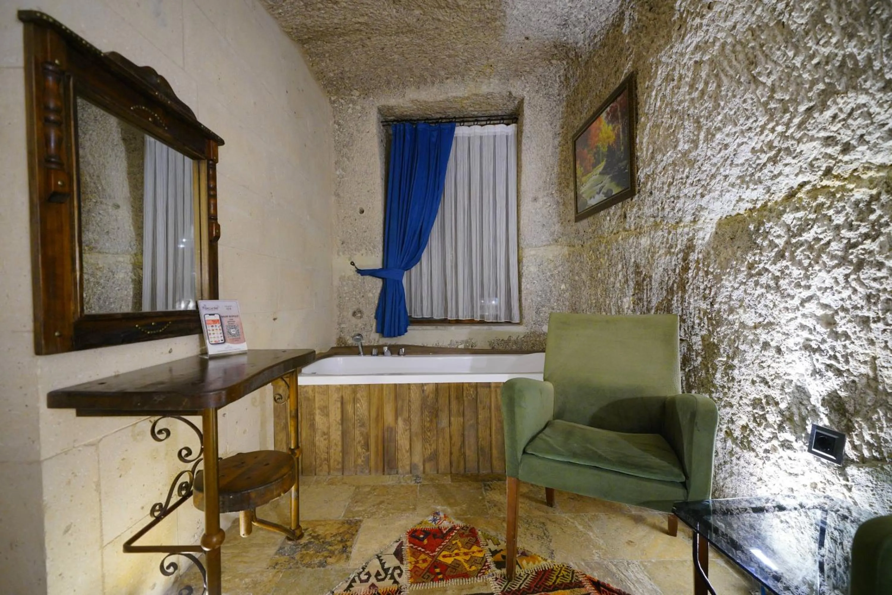 Hot Tub in Emit Cave Hotel