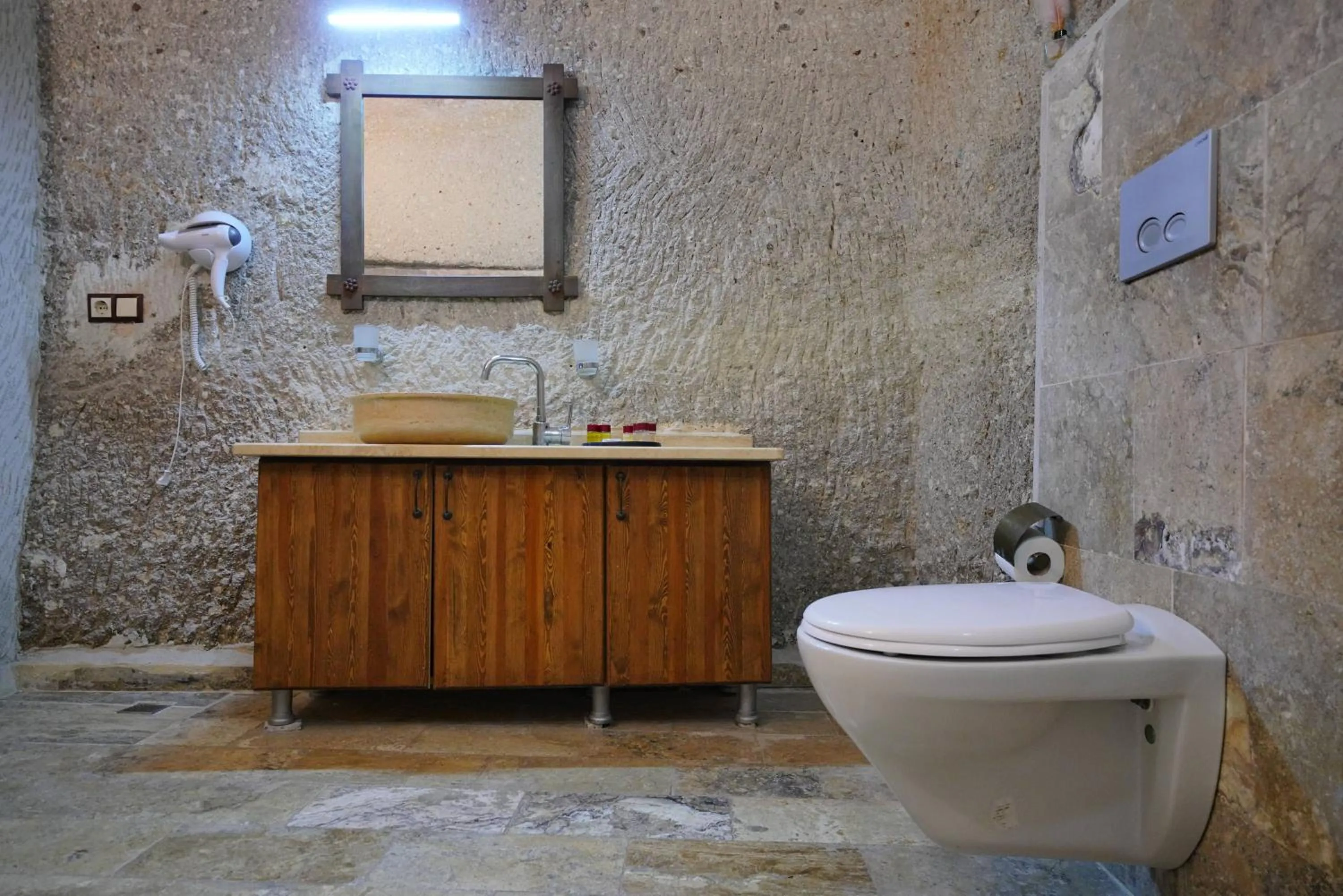 Toilet in Emit Cave Hotel