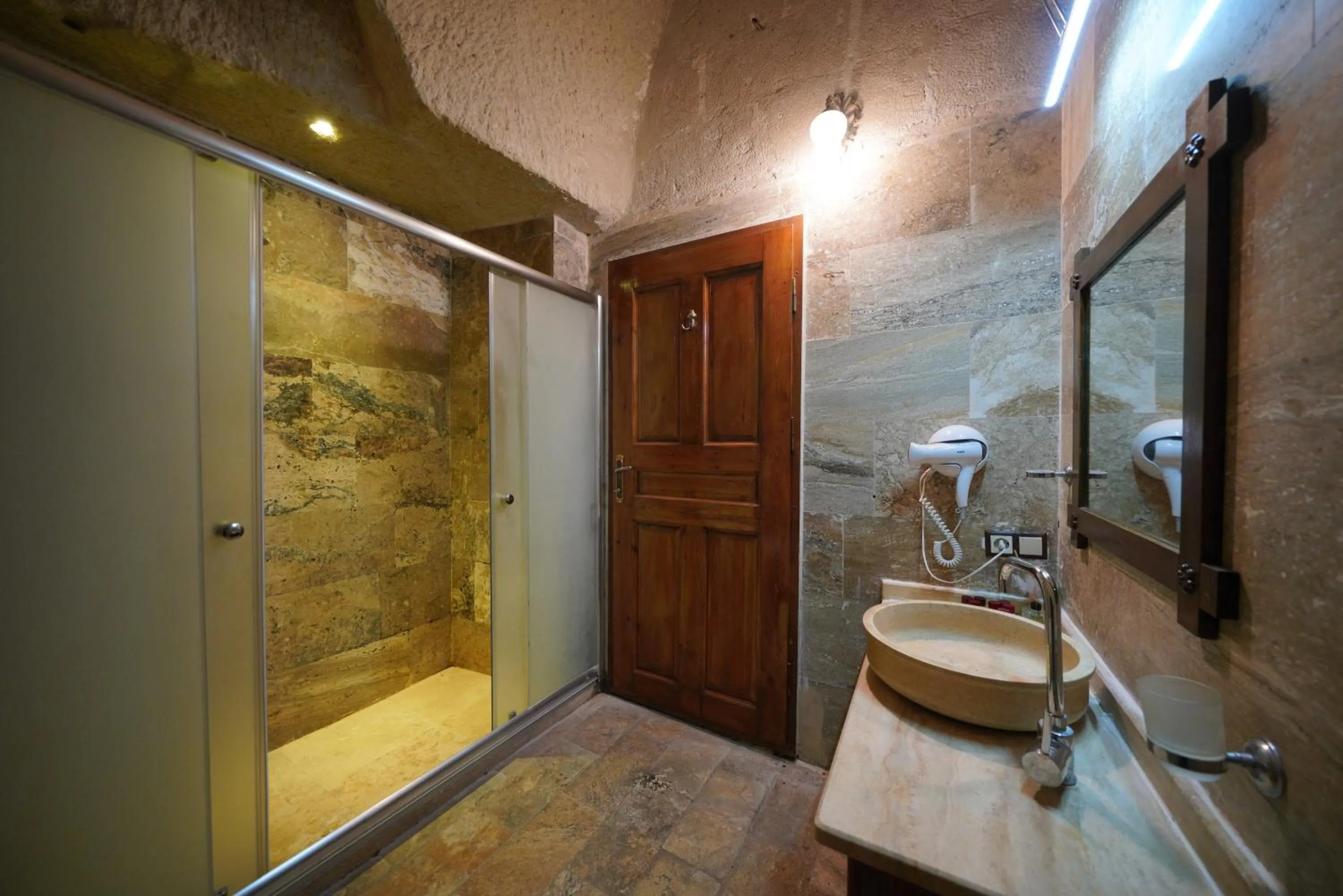Shower in Emit Cave Hotel