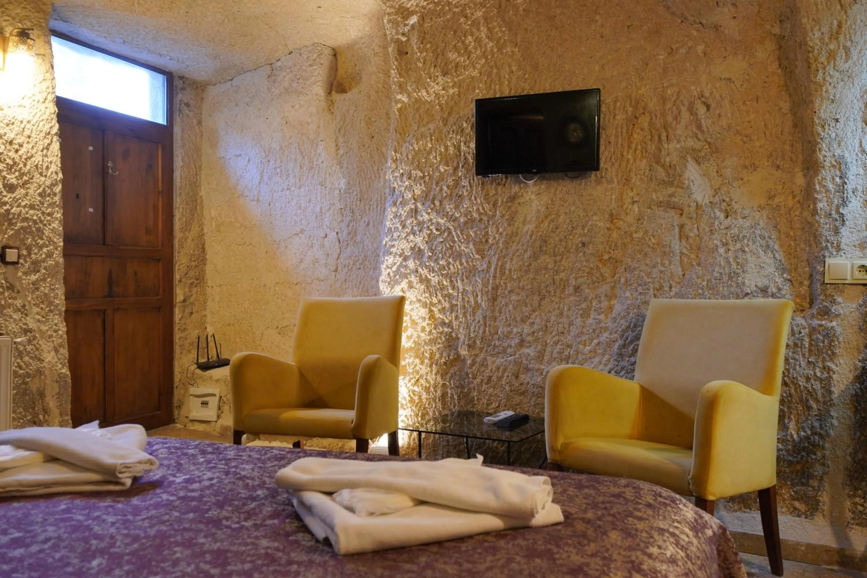 Seating area, Bed in Emit Cave Hotel
