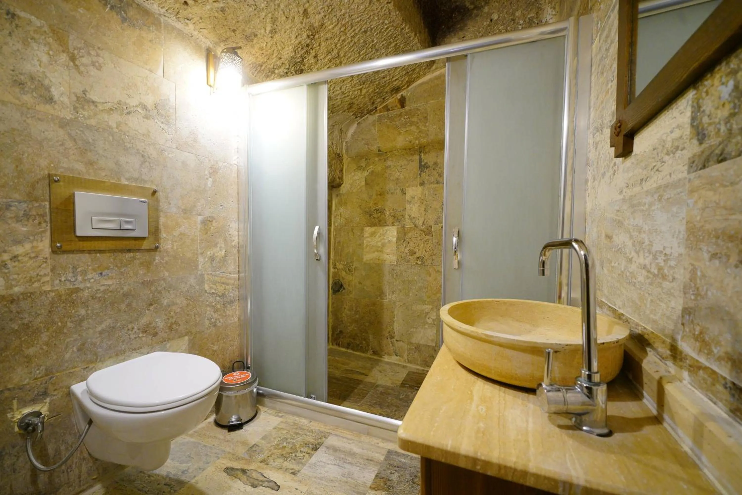 Toilet in Emit Cave Hotel