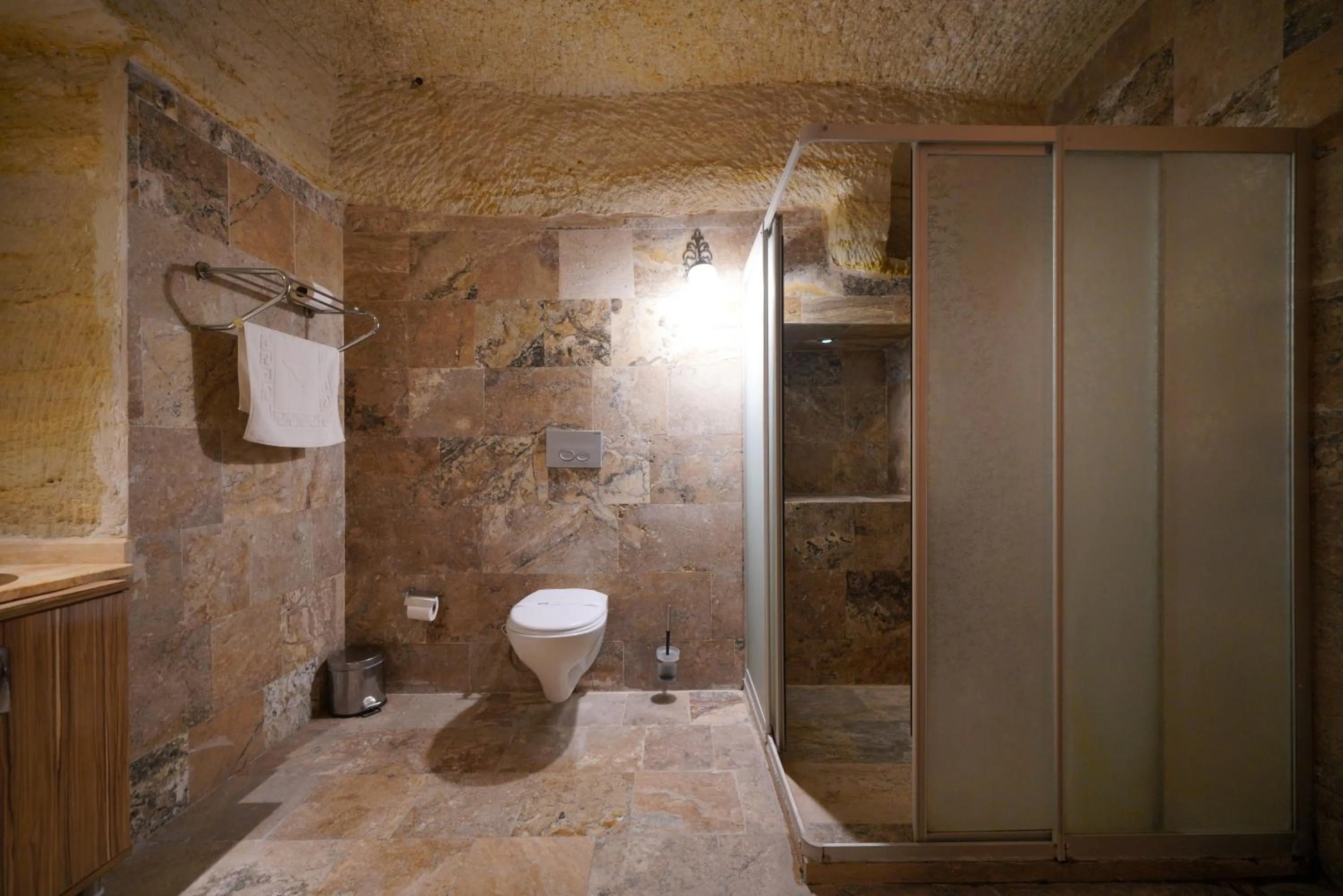Shower in Emit Cave Hotel