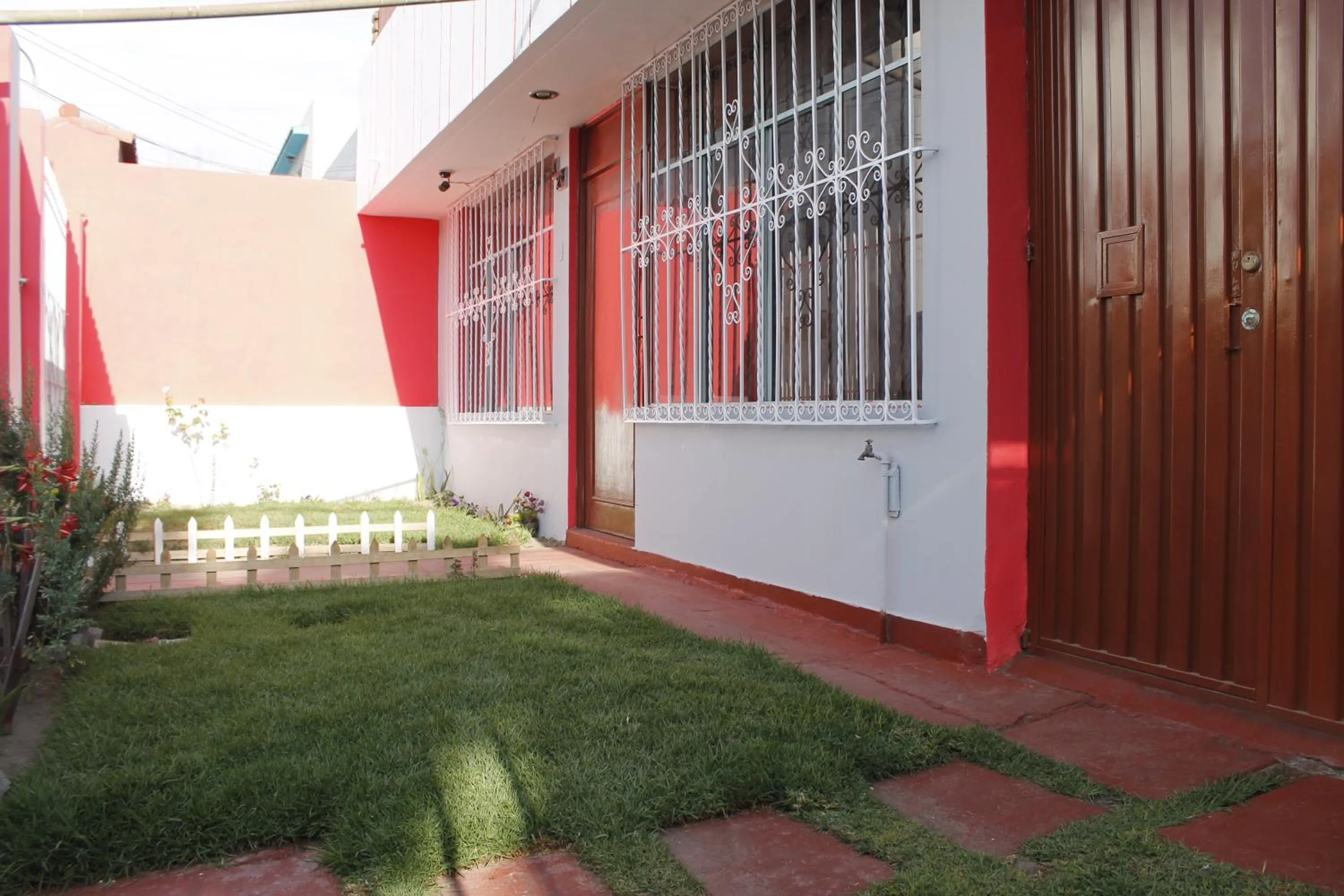 Facade/entrance in La Casa de Chamo