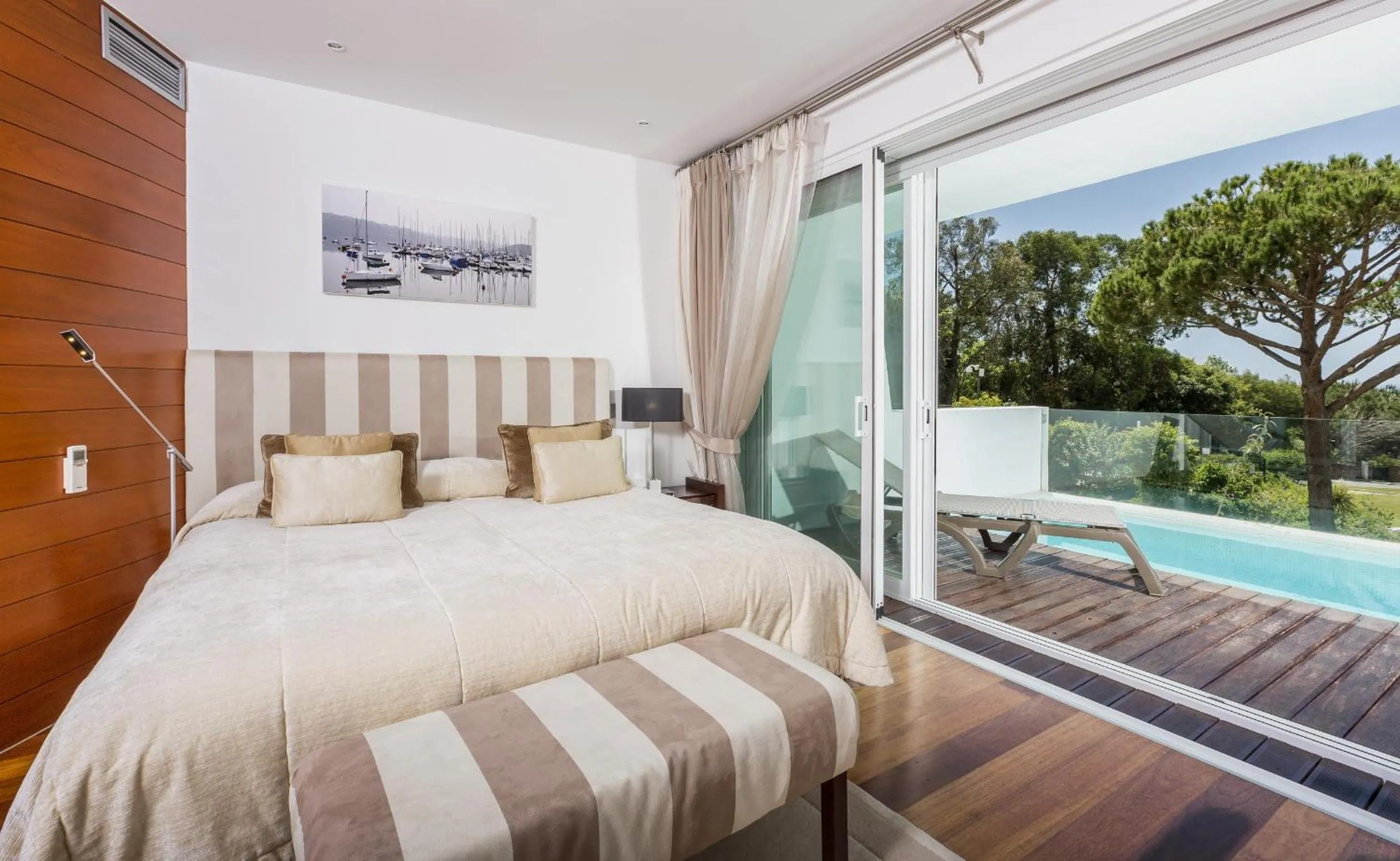Bedroom, Bed in Sunny Lounge Apartment