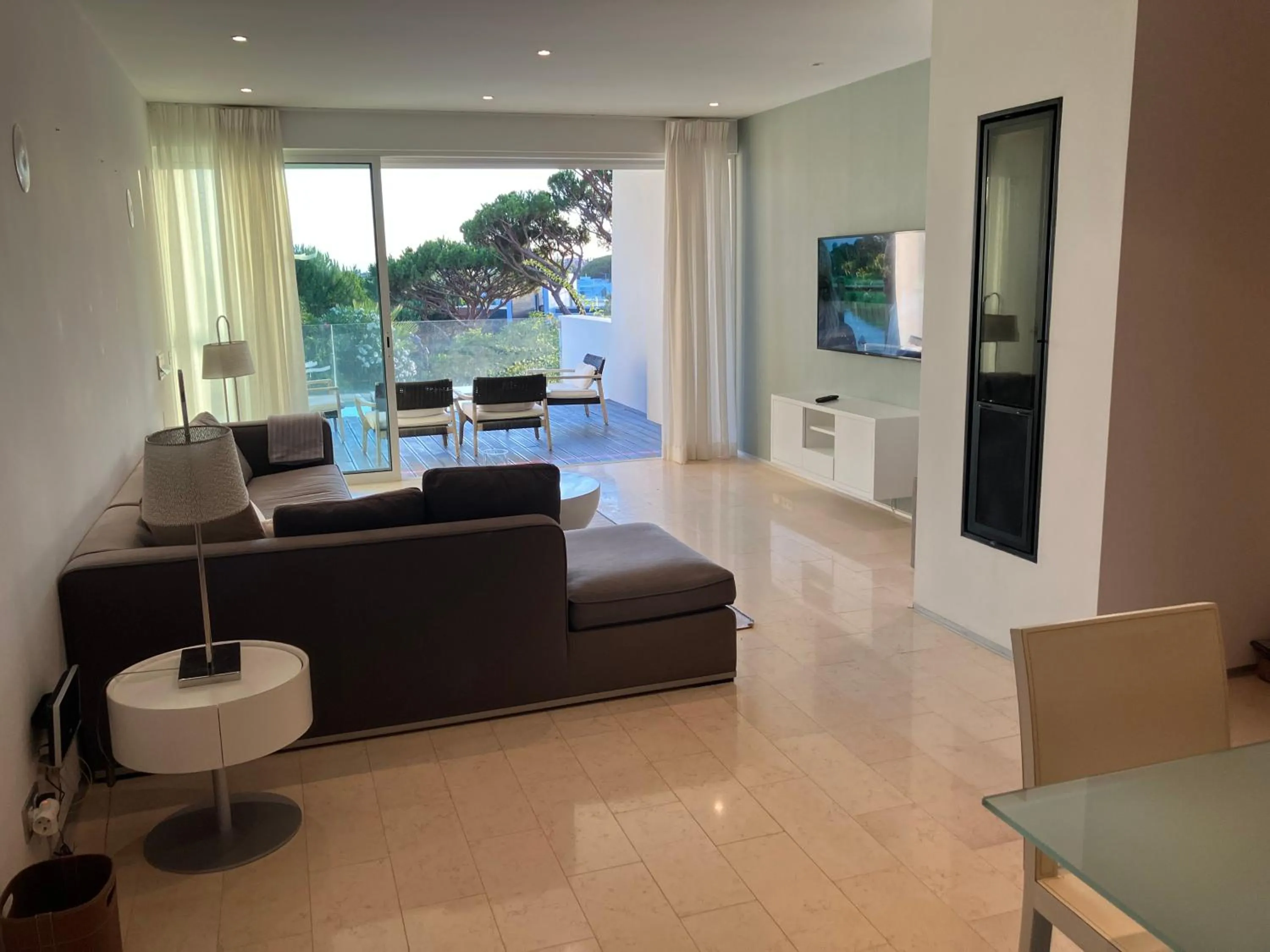 TV and multimedia in Sunny Lounge Apartment