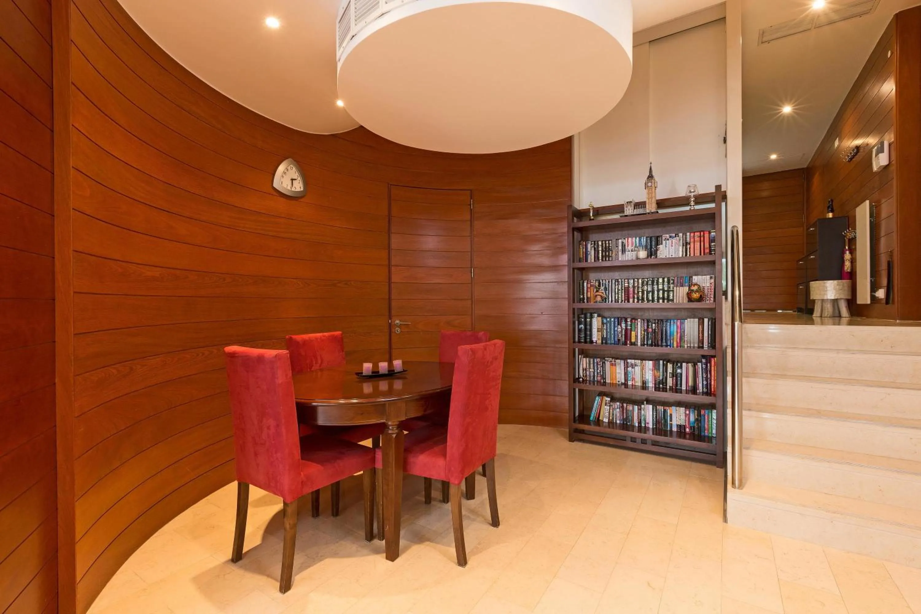 Dining area in Sunny Lounge Apartment