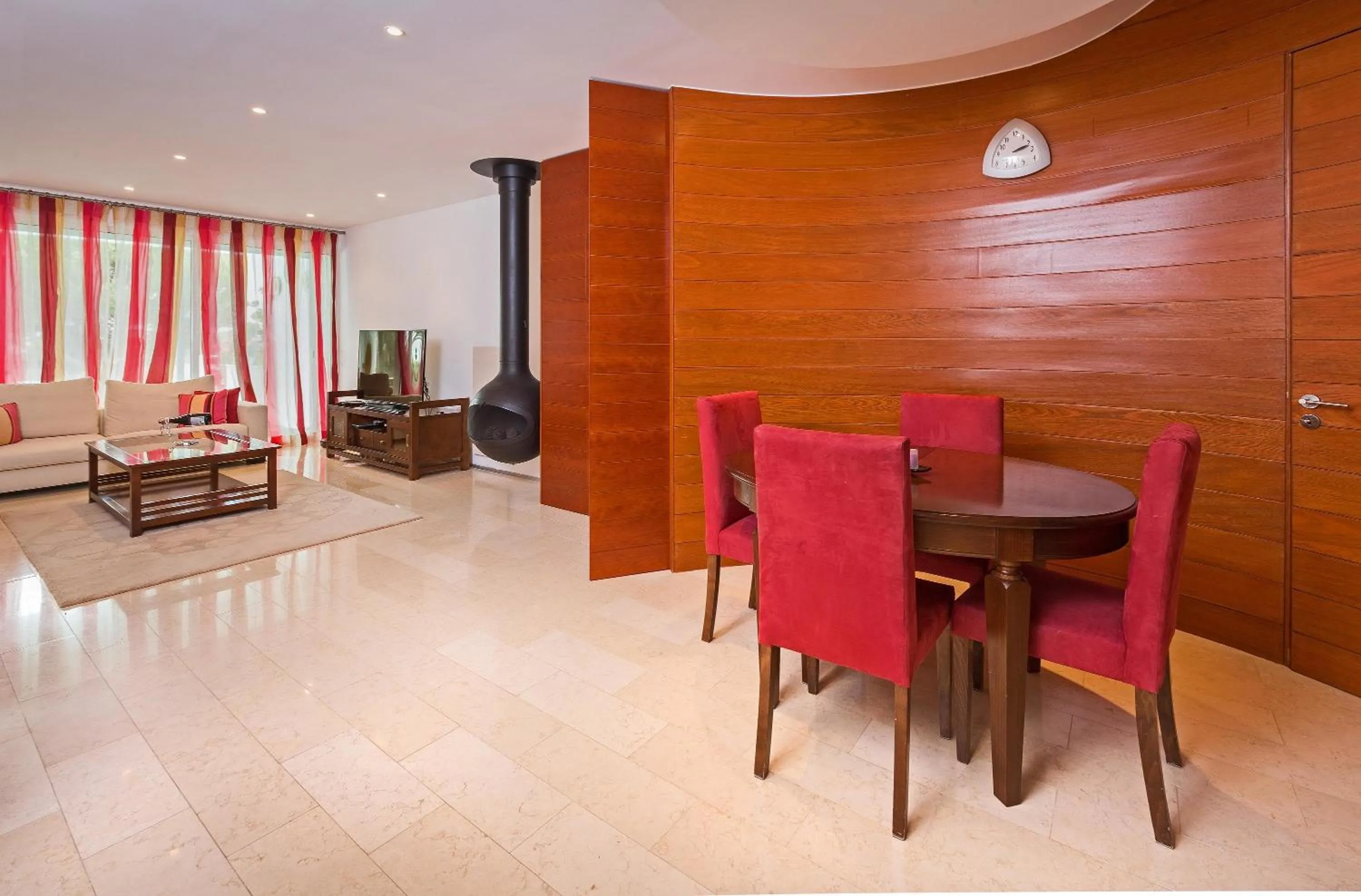Dining area in Sunny Lounge Apartment