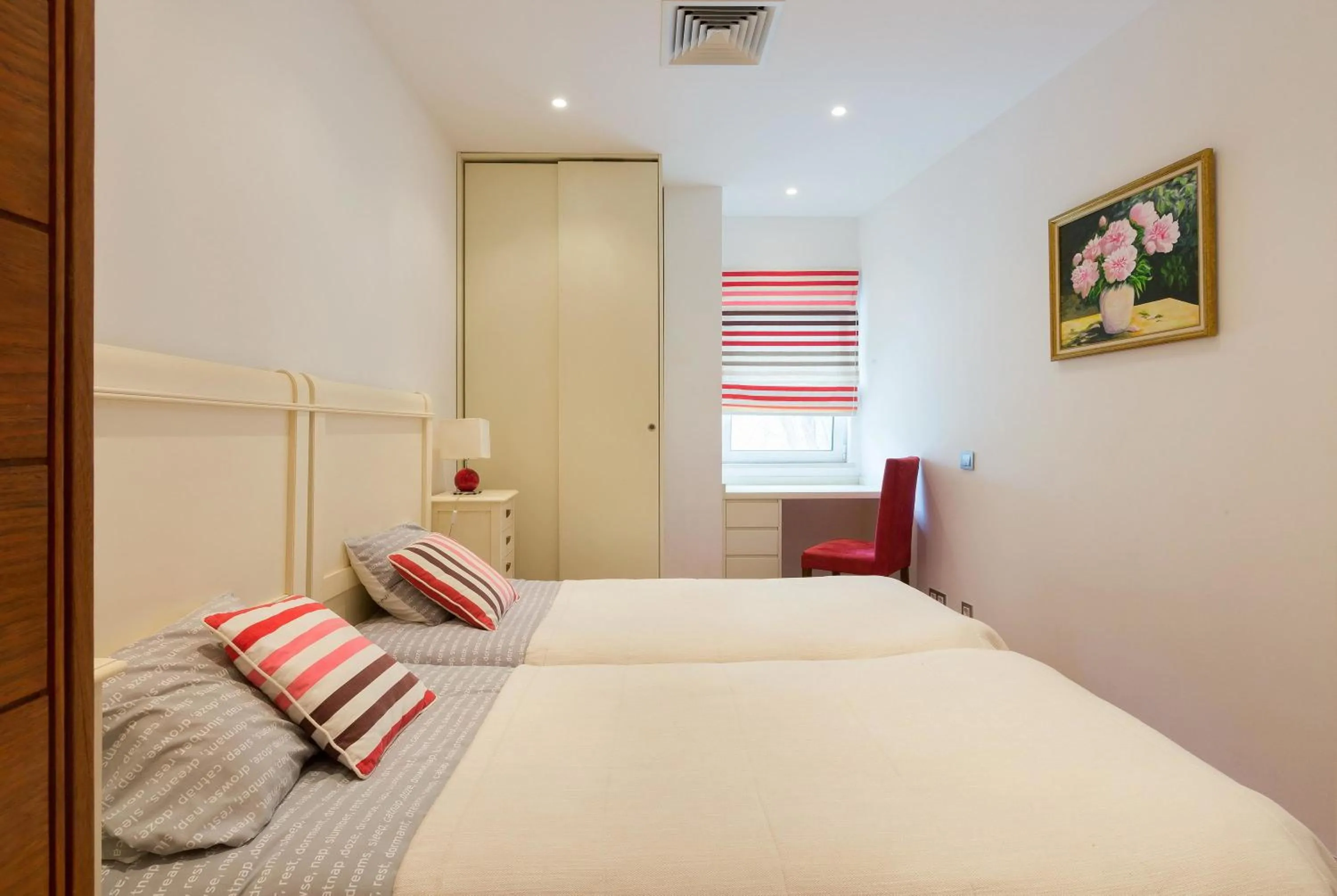 Bedroom, Bed in Sunny Lounge Apartment