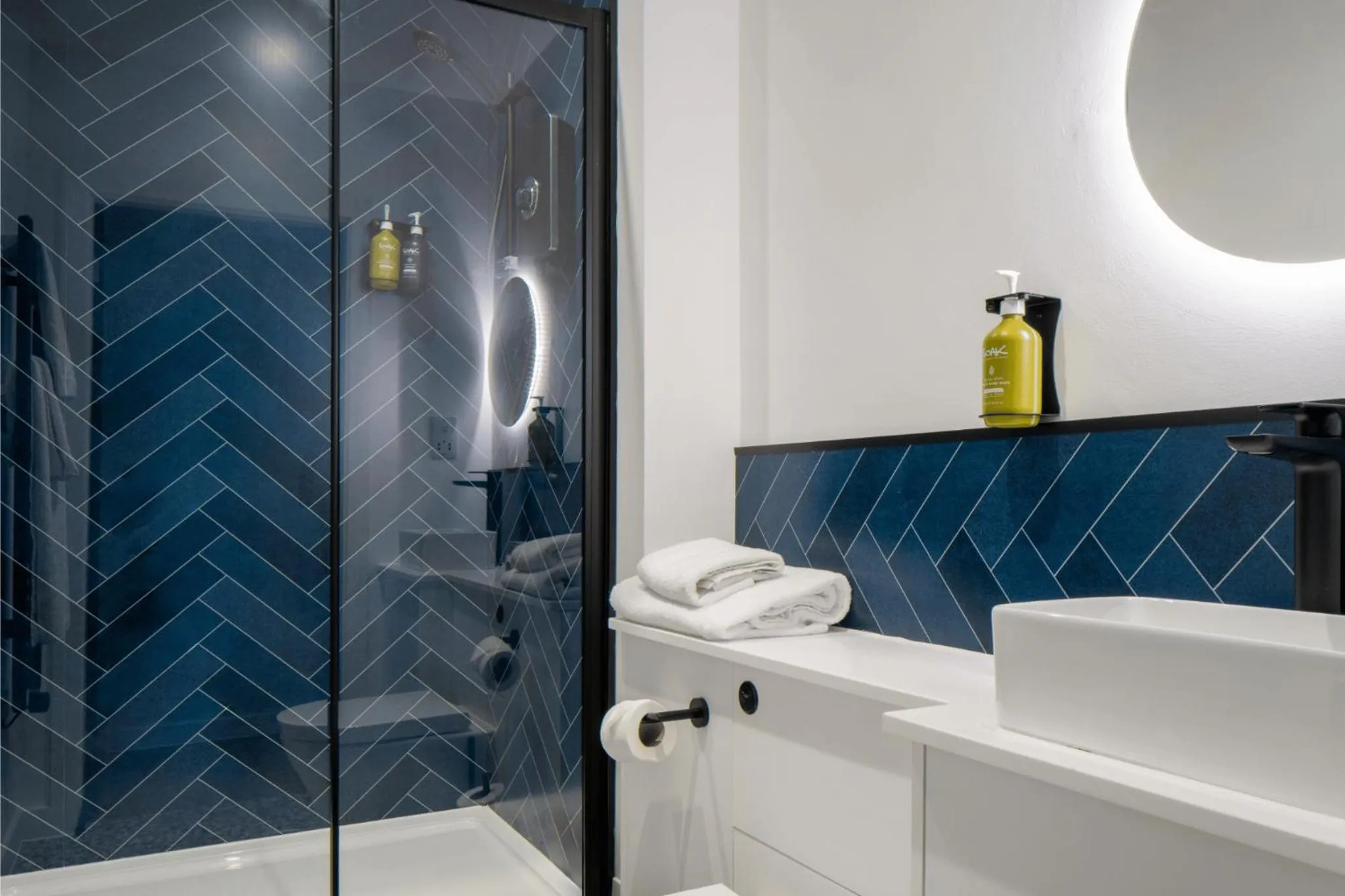 Toilet in Station Suites Aparthotel