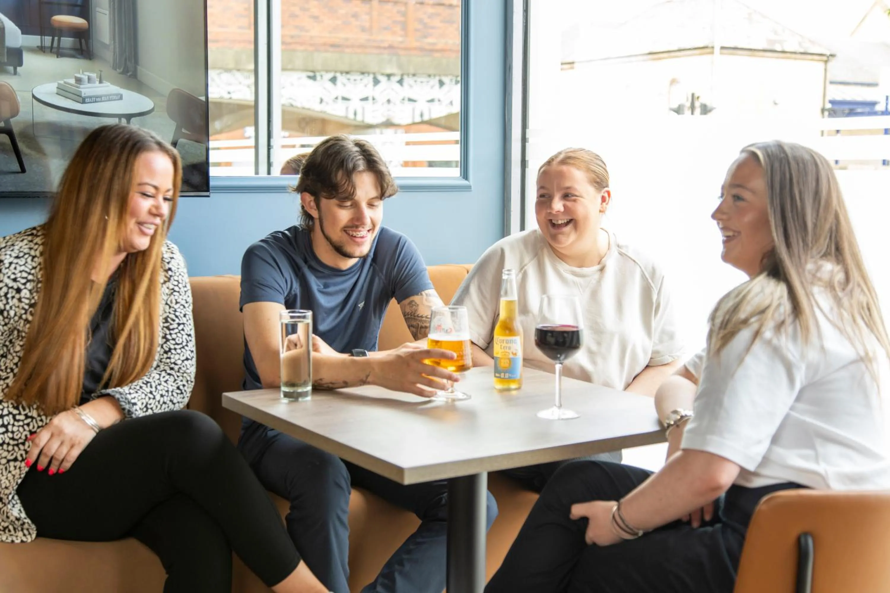 Lounge or bar in Station Suites Aparthotel