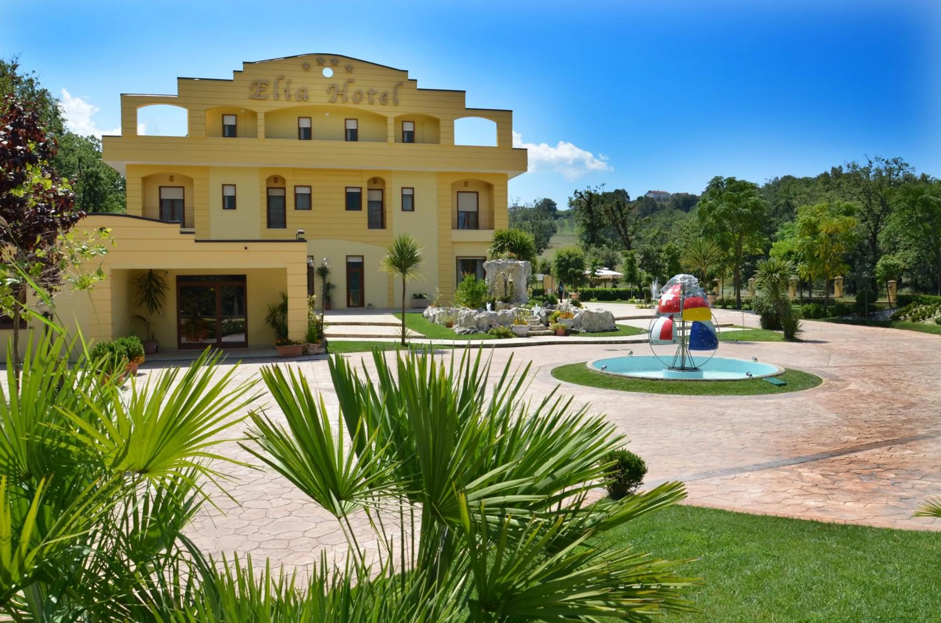 Area and facilities in Elia Hotel