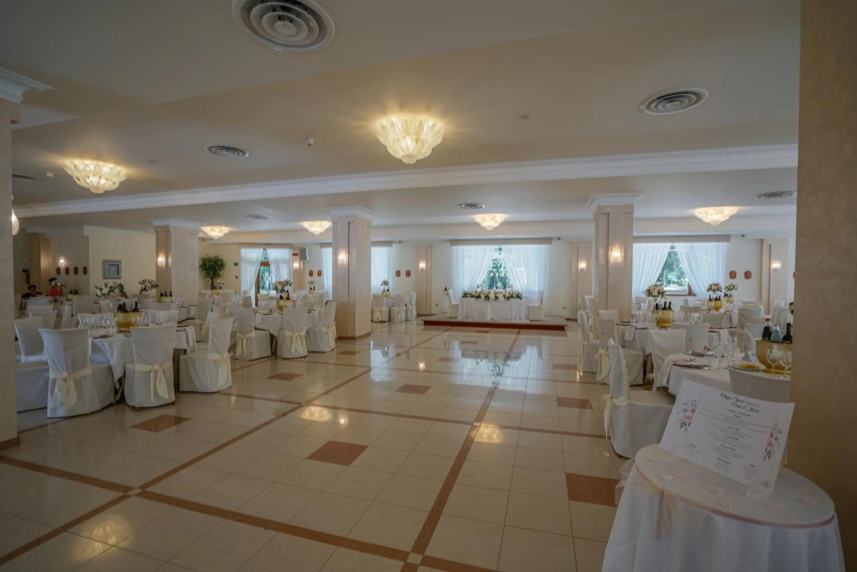 Restaurant/places to eat in Elia Hotel