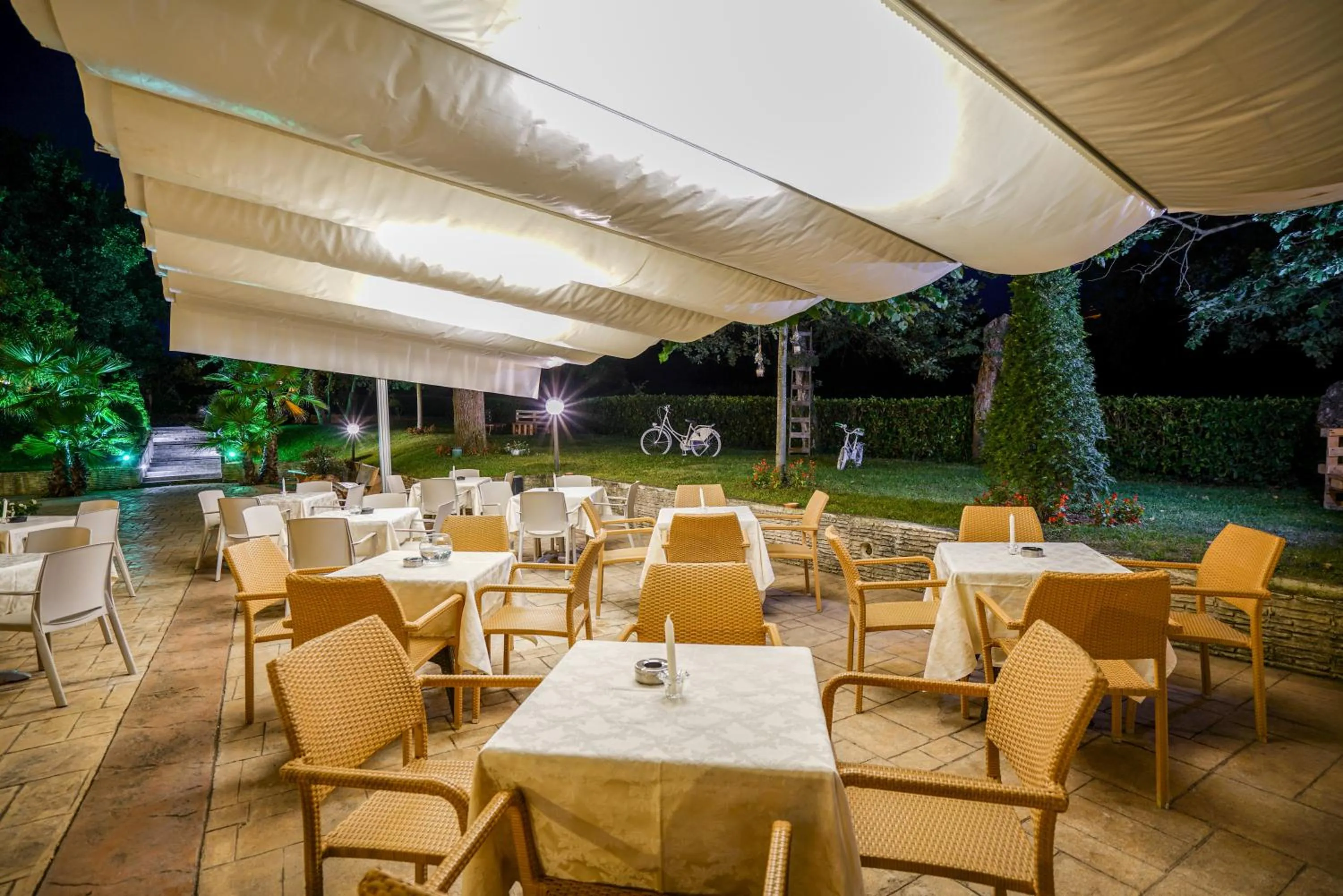 Restaurant/places to eat in Elia Hotel