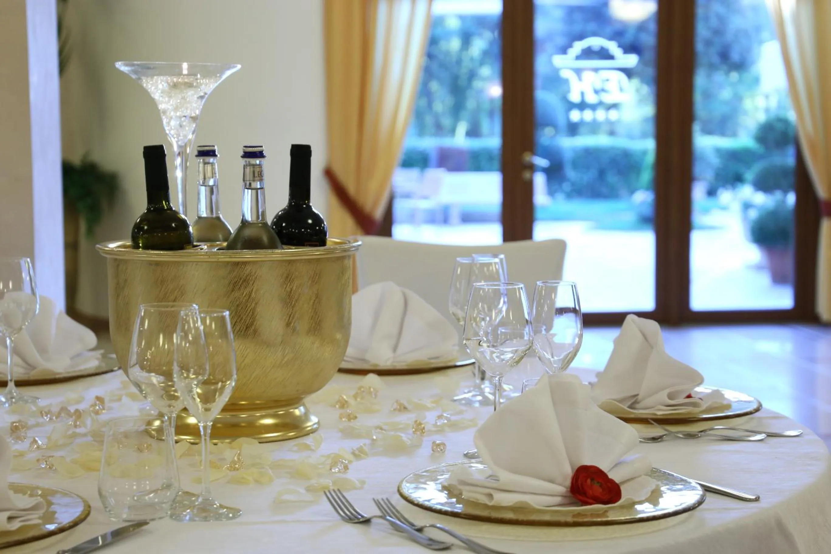 Restaurant/places to eat in Elia Hotel