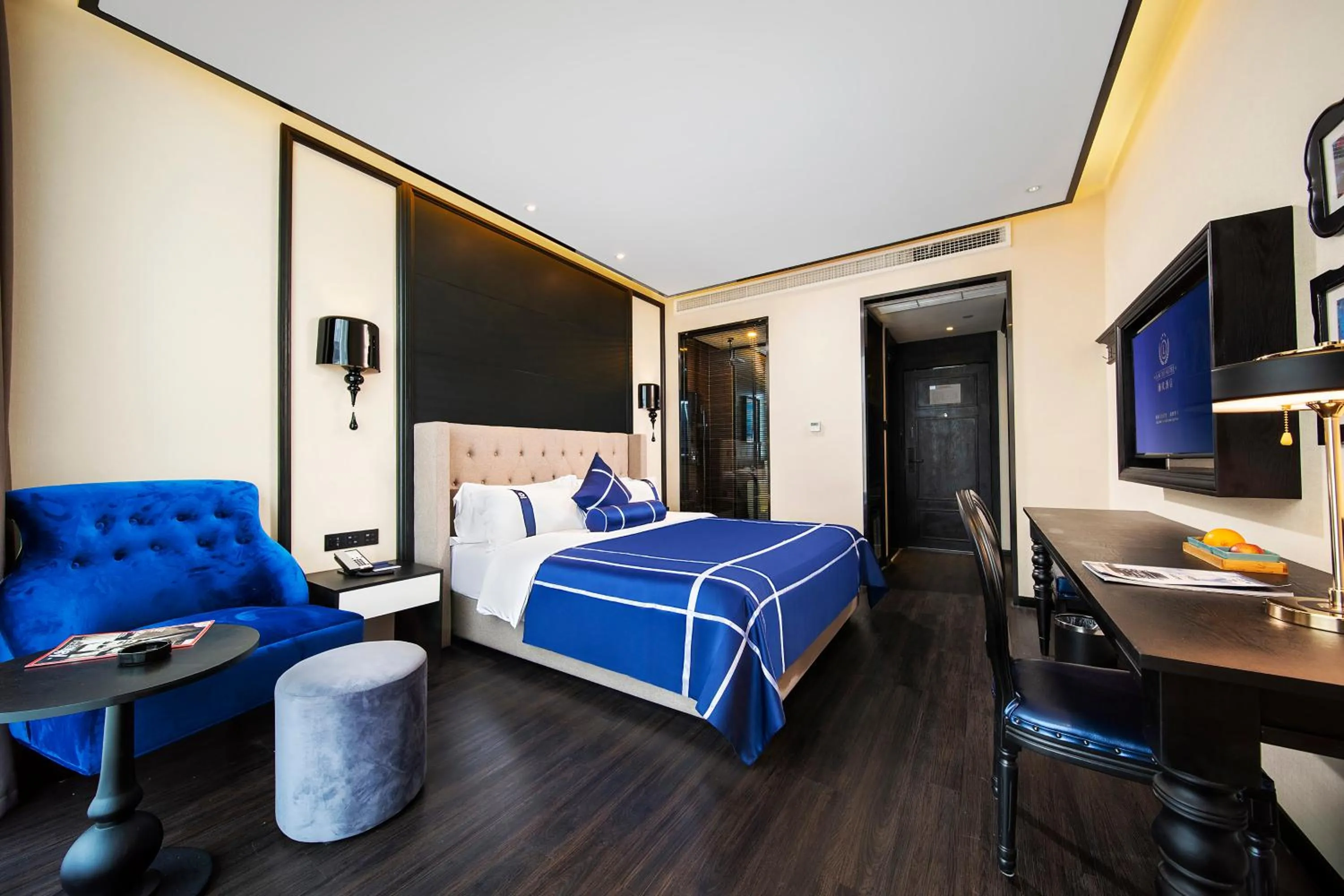 Photo of the whole room, Bed in LanOu hotel