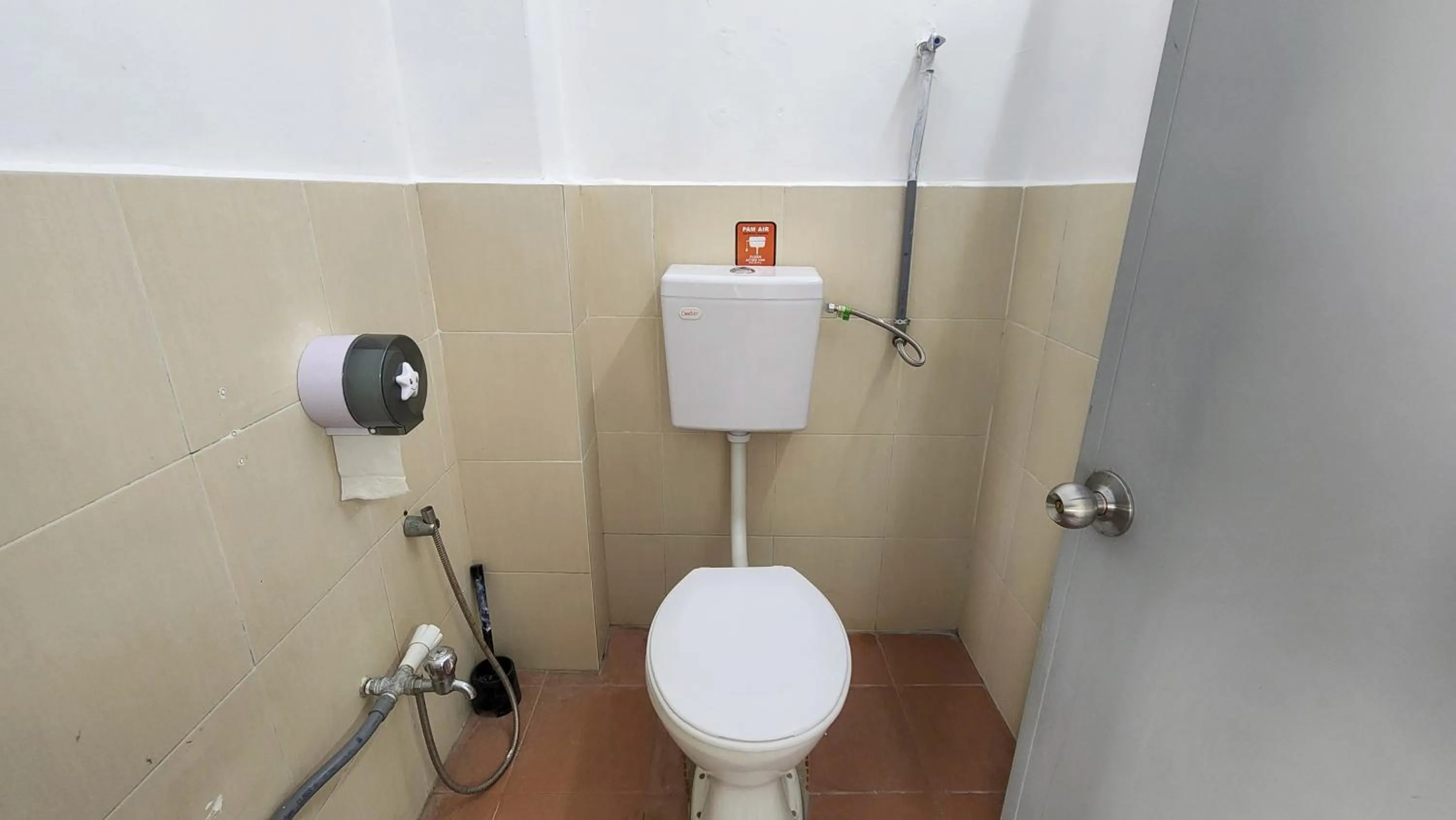 Toilet in Vintage Inn