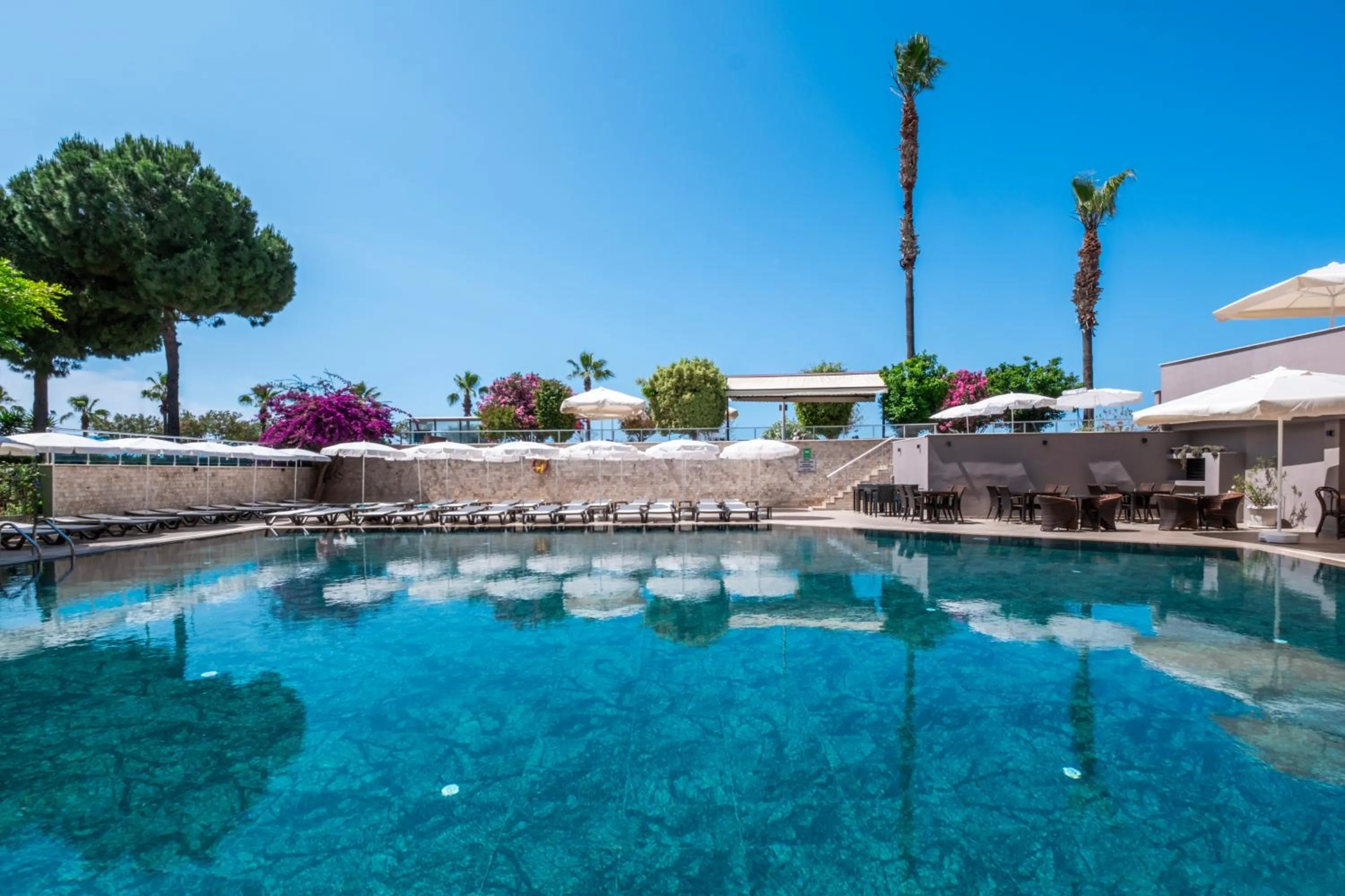 Pool view in Parador Sky Hotel All Inclusive