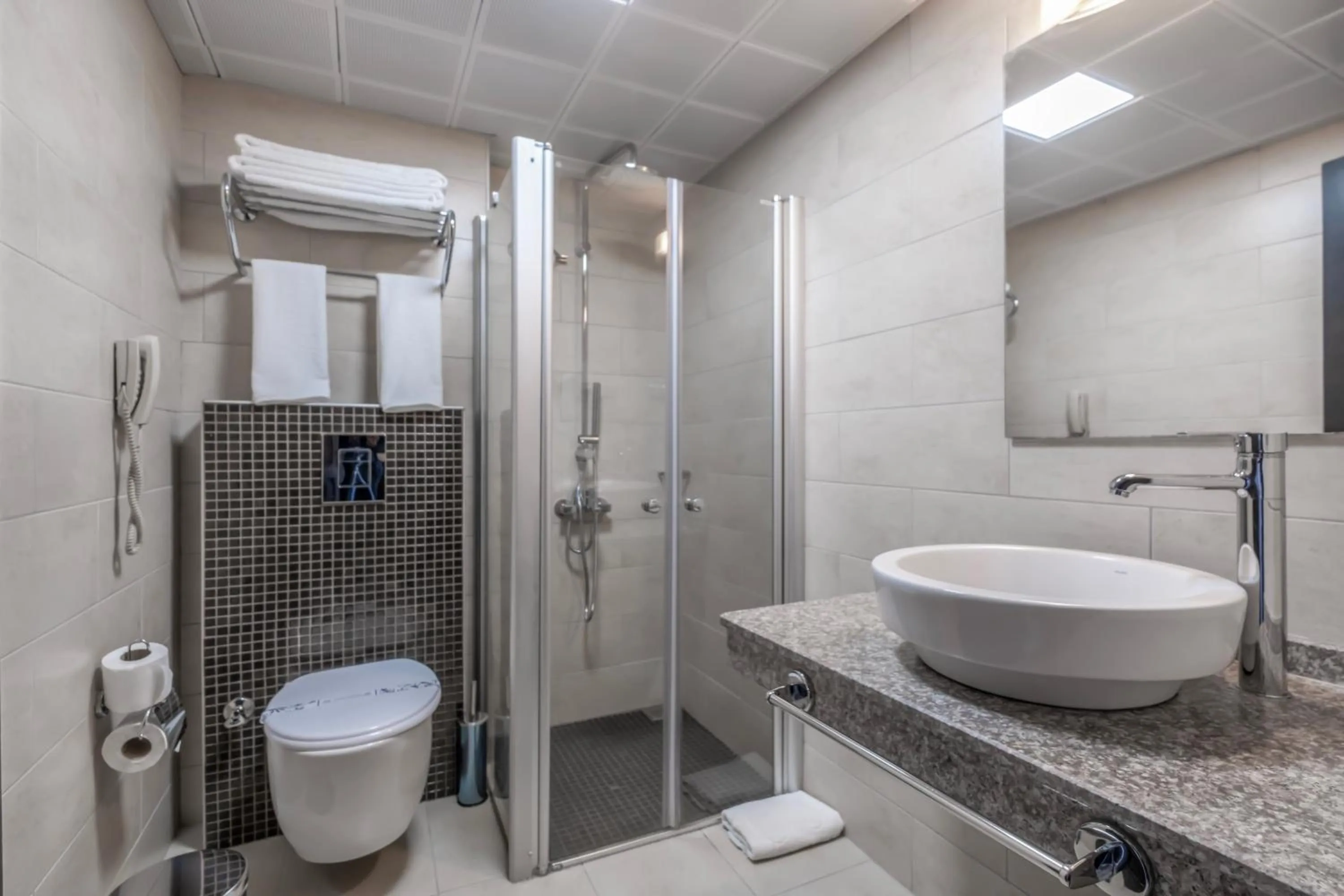 Shower in Parador Sky Hotel All Inclusive