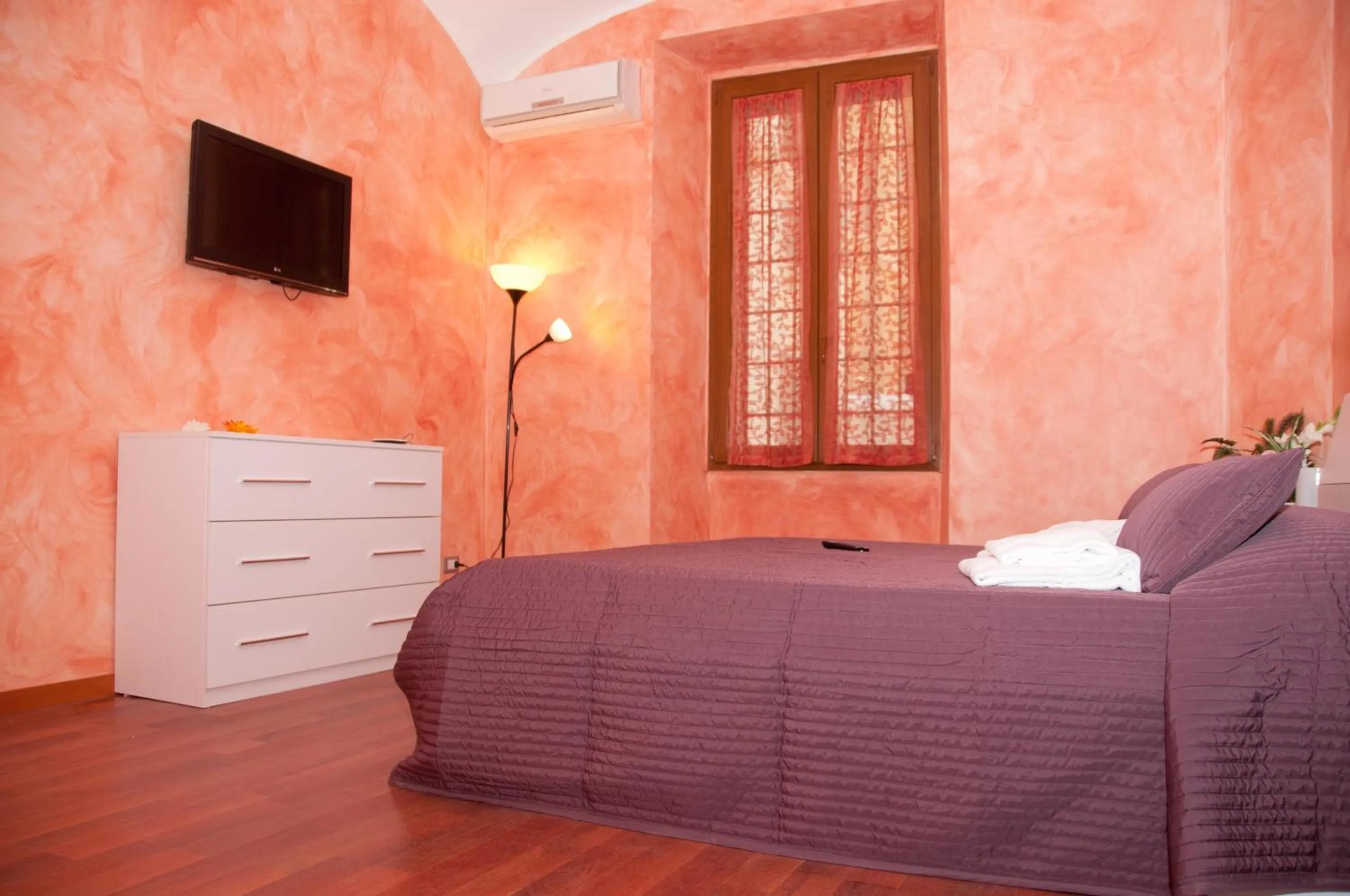 Photo of the whole room, Bed in Lucky Domus Esquilino